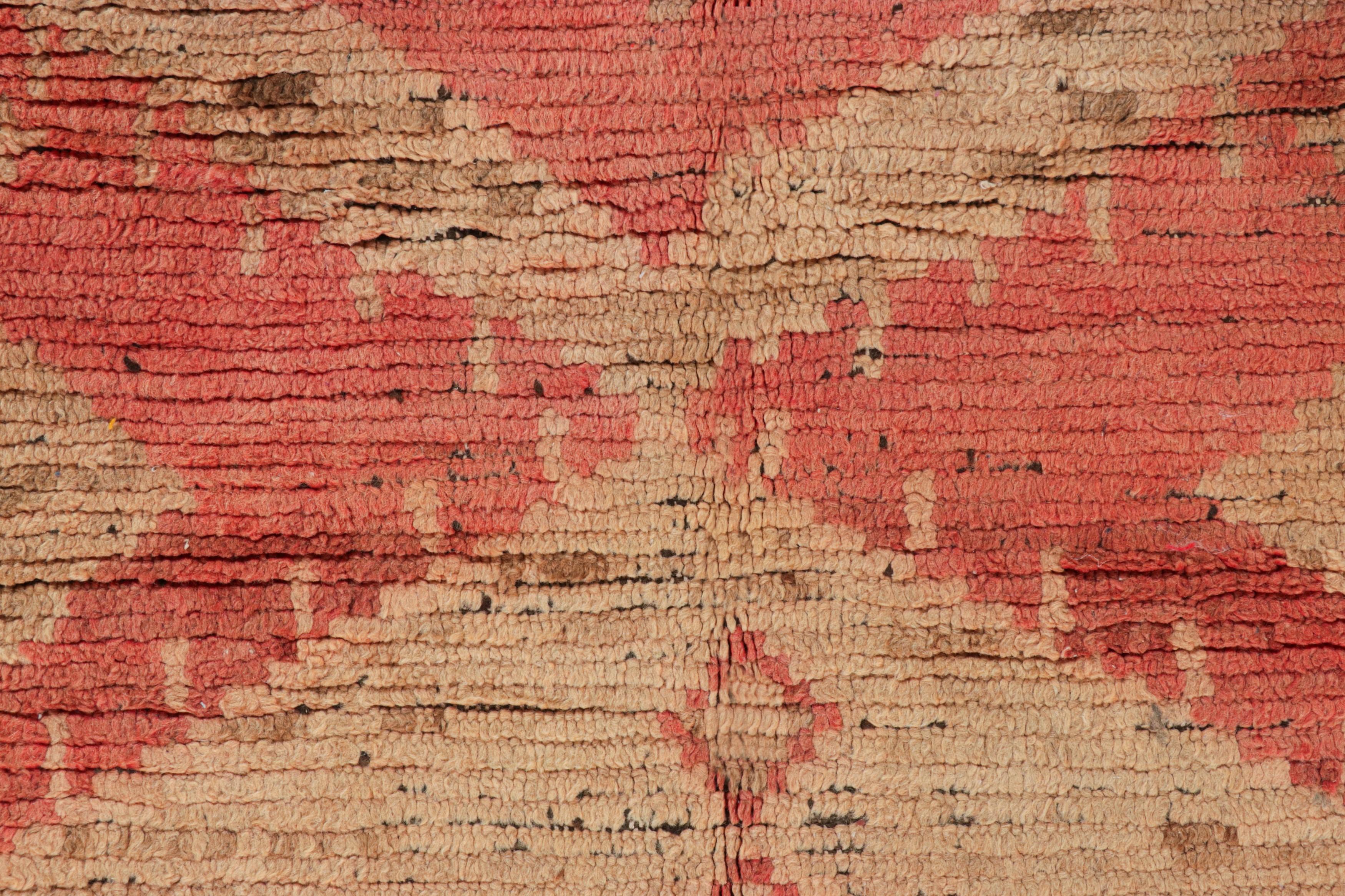 Marocain Tapis marocain vintage, rose et beige avec motifs géométriques - Rug & Kilim en vente
