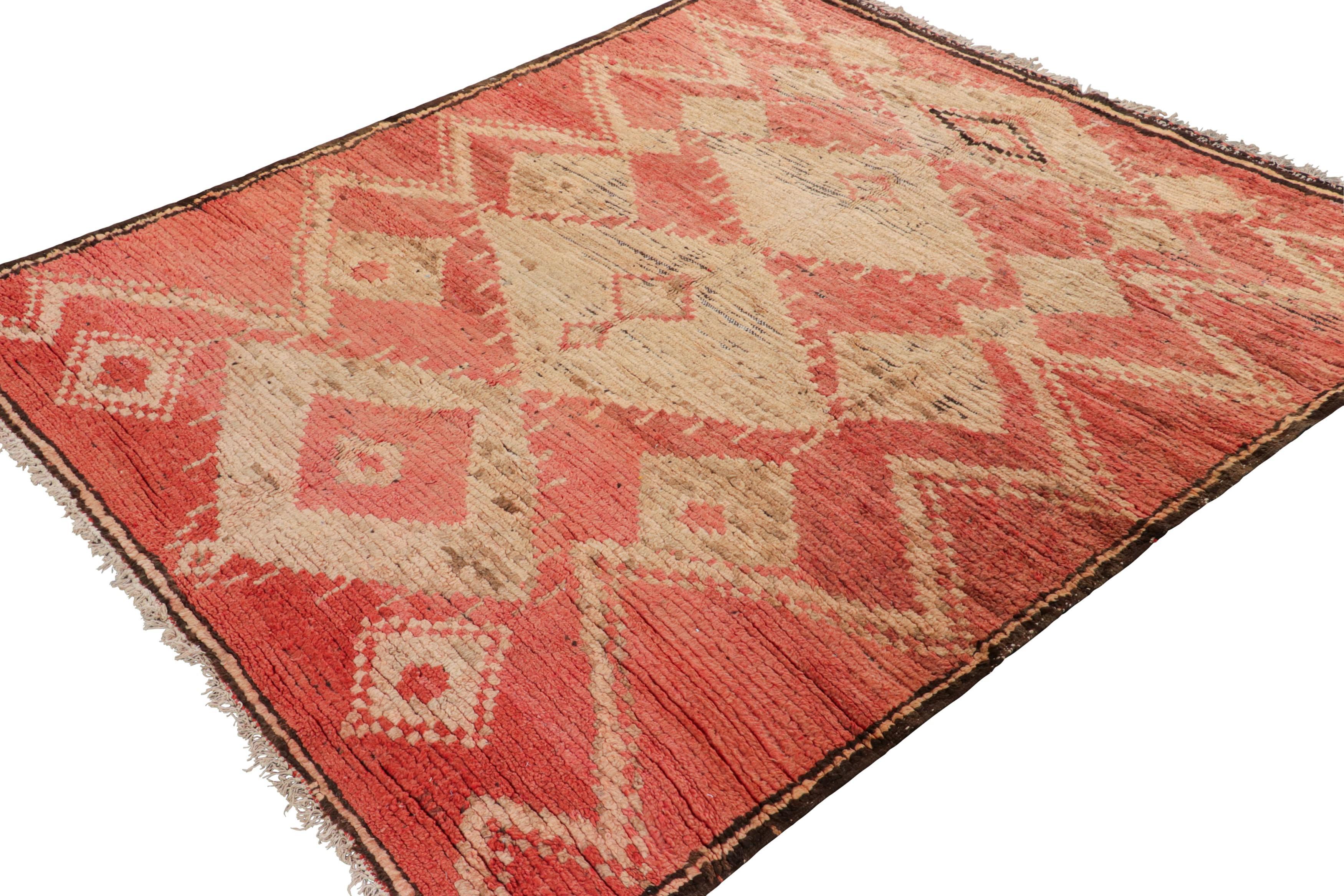 Noué à la main Tapis marocain vintage, rose et beige avec motifs géométriques - Rug & Kilim en vente