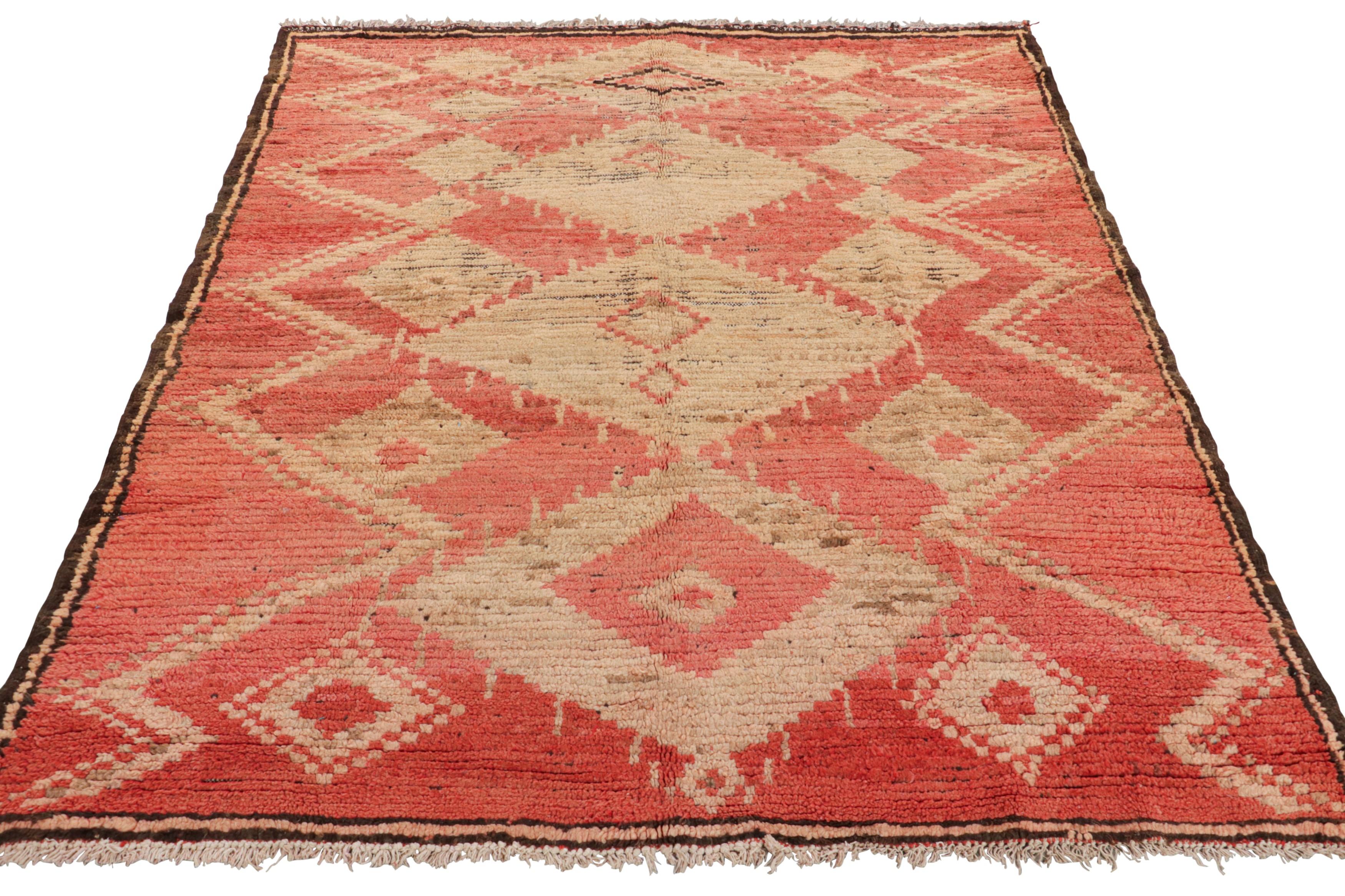 Tapis marocain vintage, rose et beige avec motifs géométriques - Rug & Kilim Bon état - En vente à Long Island City, NY