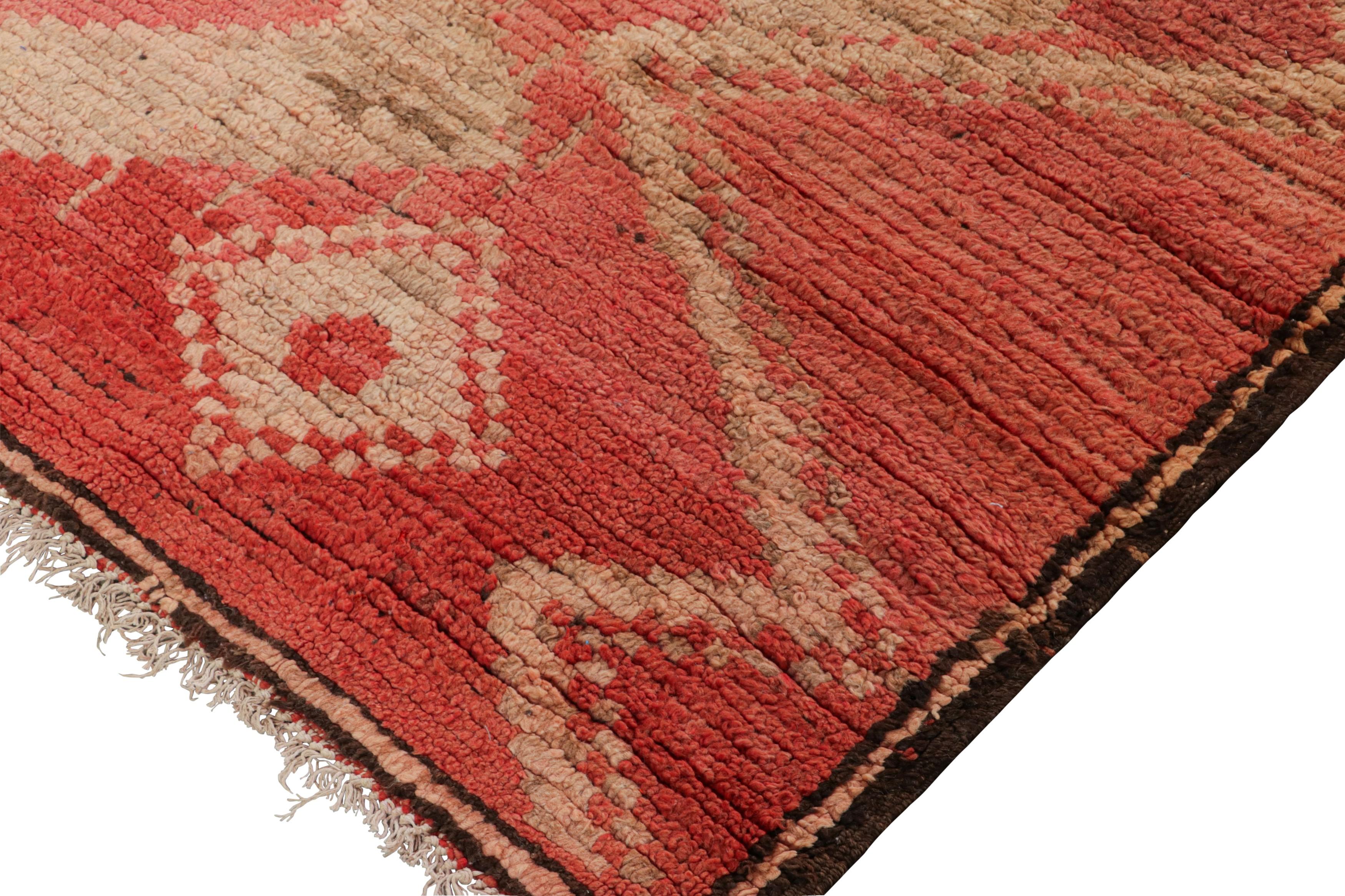 Milieu du XXe siècle Tapis marocain vintage, rose et beige avec motifs géométriques - Rug & Kilim en vente