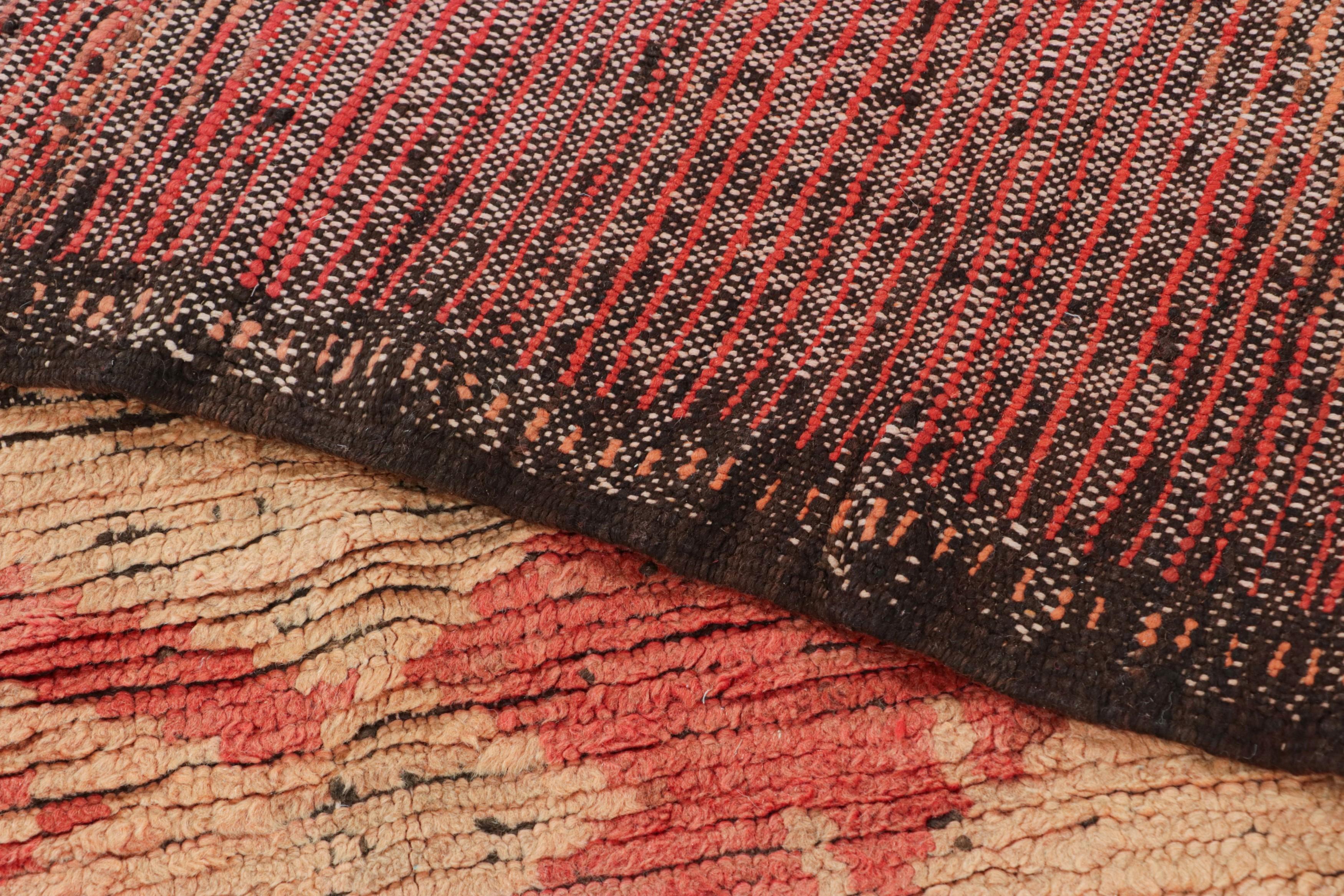 Laine Tapis marocain vintage, rose et beige avec motifs géométriques - Rug & Kilim en vente
