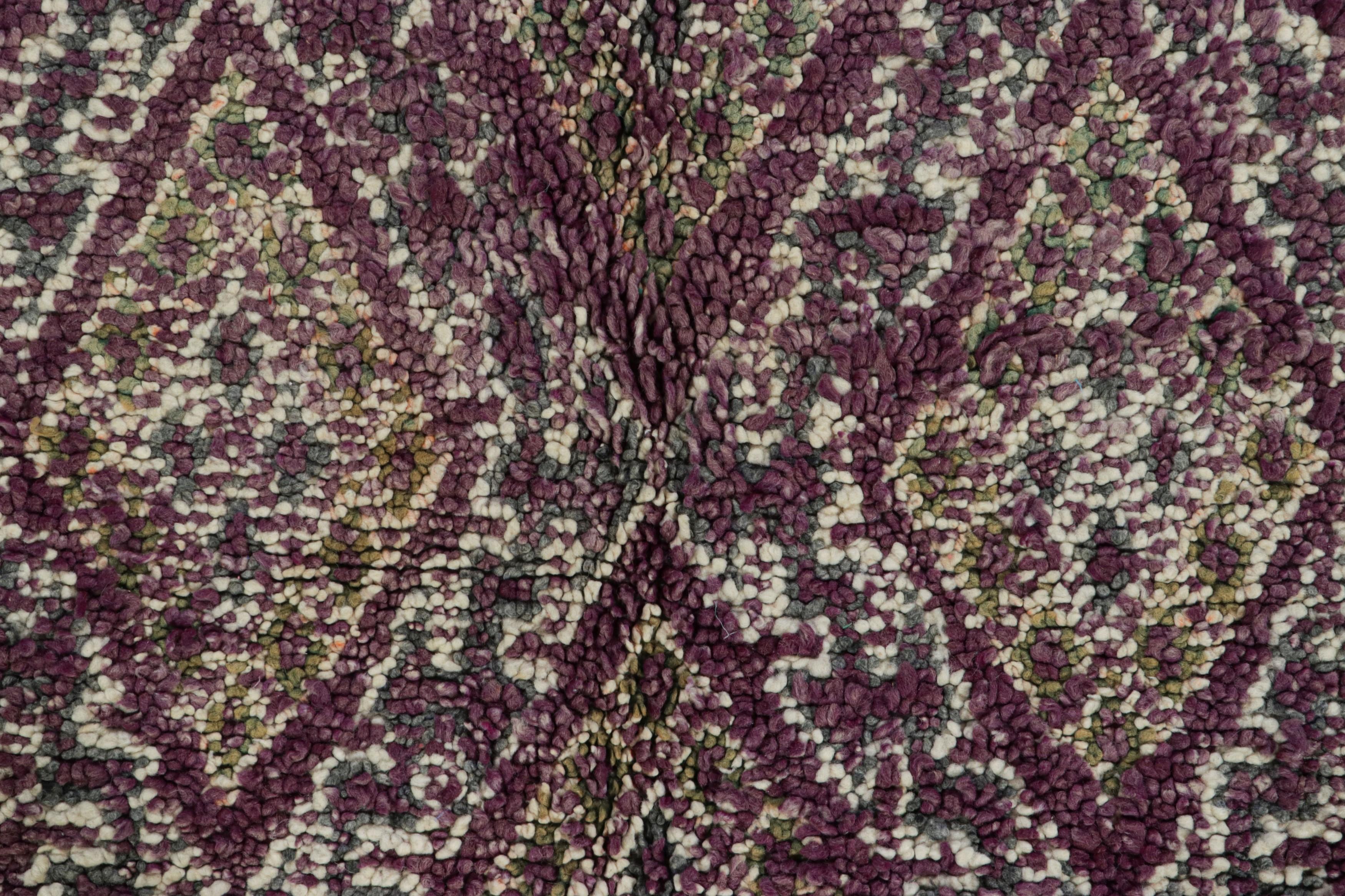 Dieser handgeknüpfte Wollteppich aus Marokko (ca. 1950-1960) im Format 7x10 ist eine Rarität und gehört zu den aufregendsten Neuzugängen in der Kollektion von Rug & Kilim aus der Mitte des Jahrhunderts. 

Über das Design: 

Eine bemerkenswerte