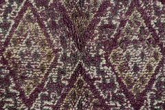 Alfombra marroquí vintage, morada y beige con motivos de rombos - Rug & Kilim