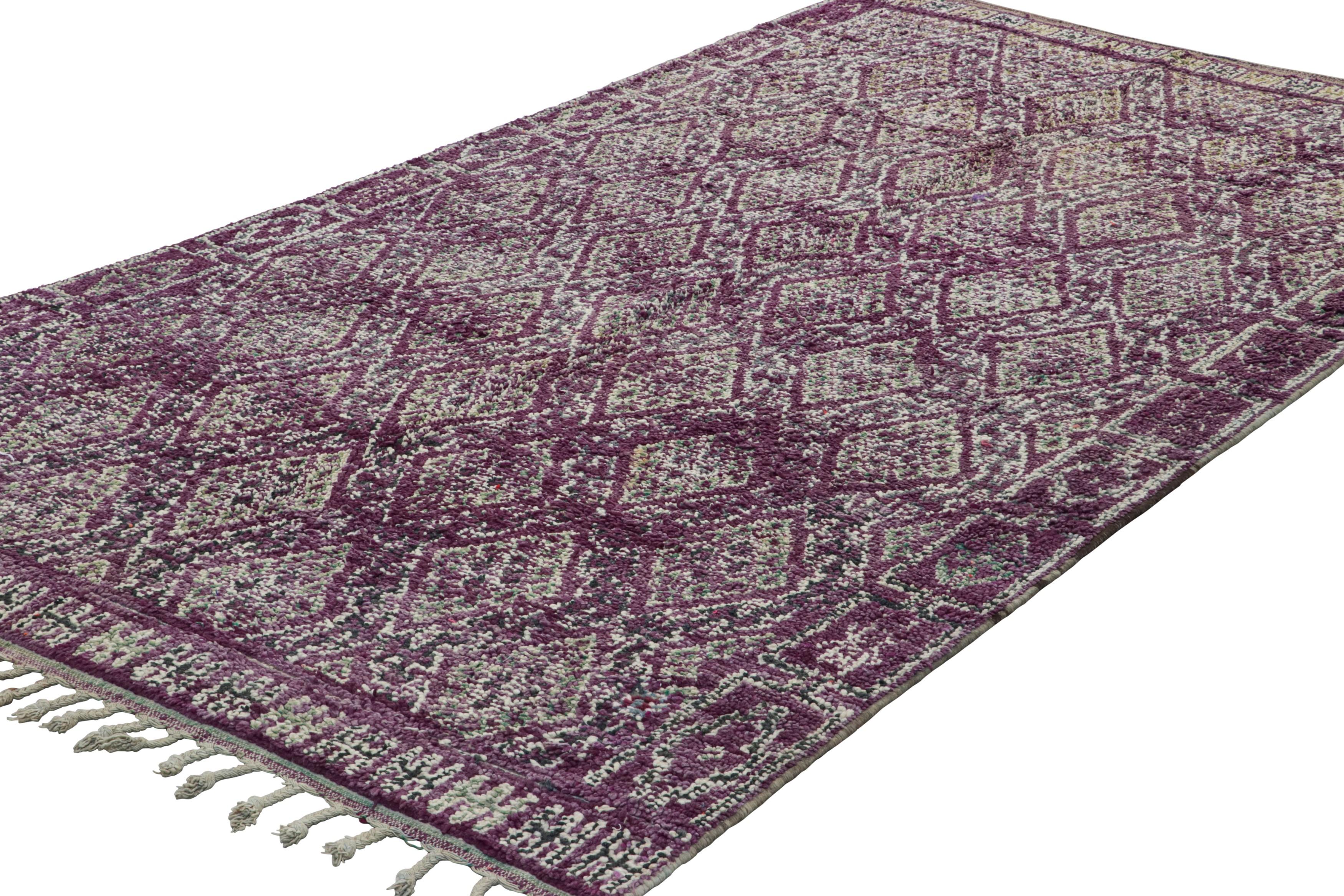 Vintage Marokkanischer Teppich, Lila & Beige mit Rautenmustern - Rug & Kilim (Handgeknüpft) im Angebot