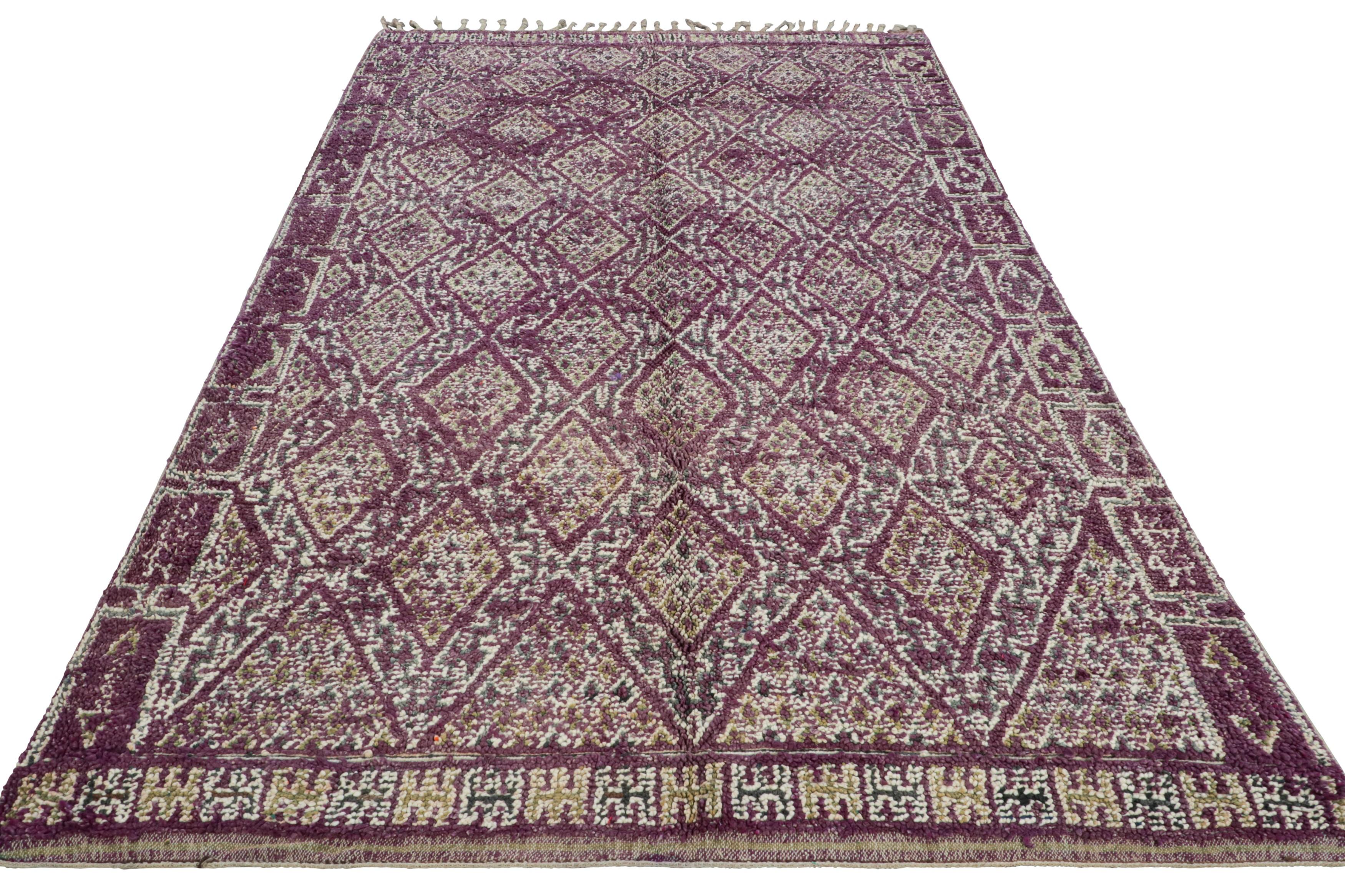 Vintage Marokkanischer Teppich, Lila & Beige mit Rautenmustern - Rug & Kilim im Zustand „Gut“ im Angebot in Long Island City, NY