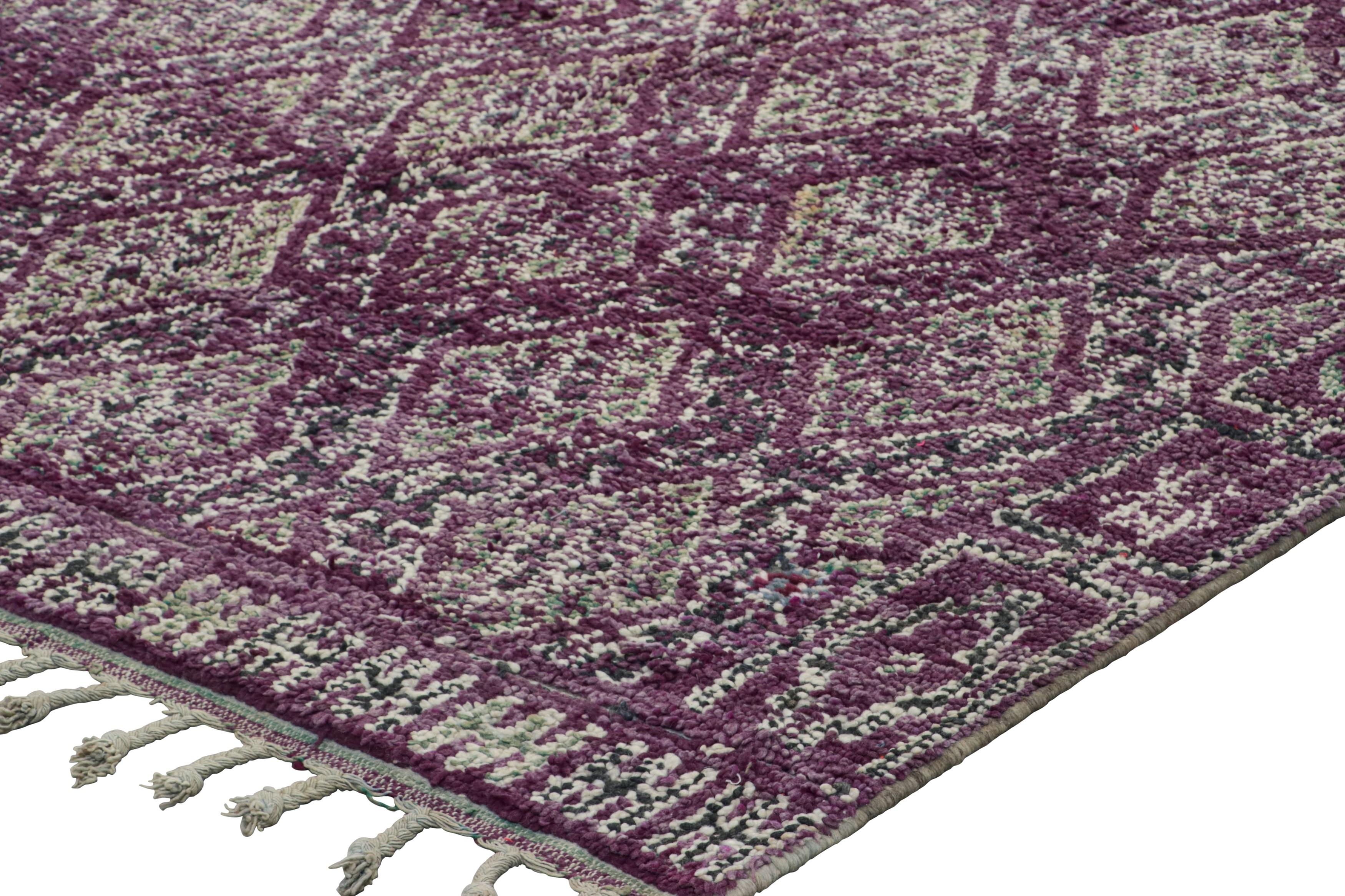 Vintage Marokkanischer Teppich, Lila & Beige mit Rautenmustern - Rug & Kilim (Mitte des 20. Jahrhunderts) im Angebot