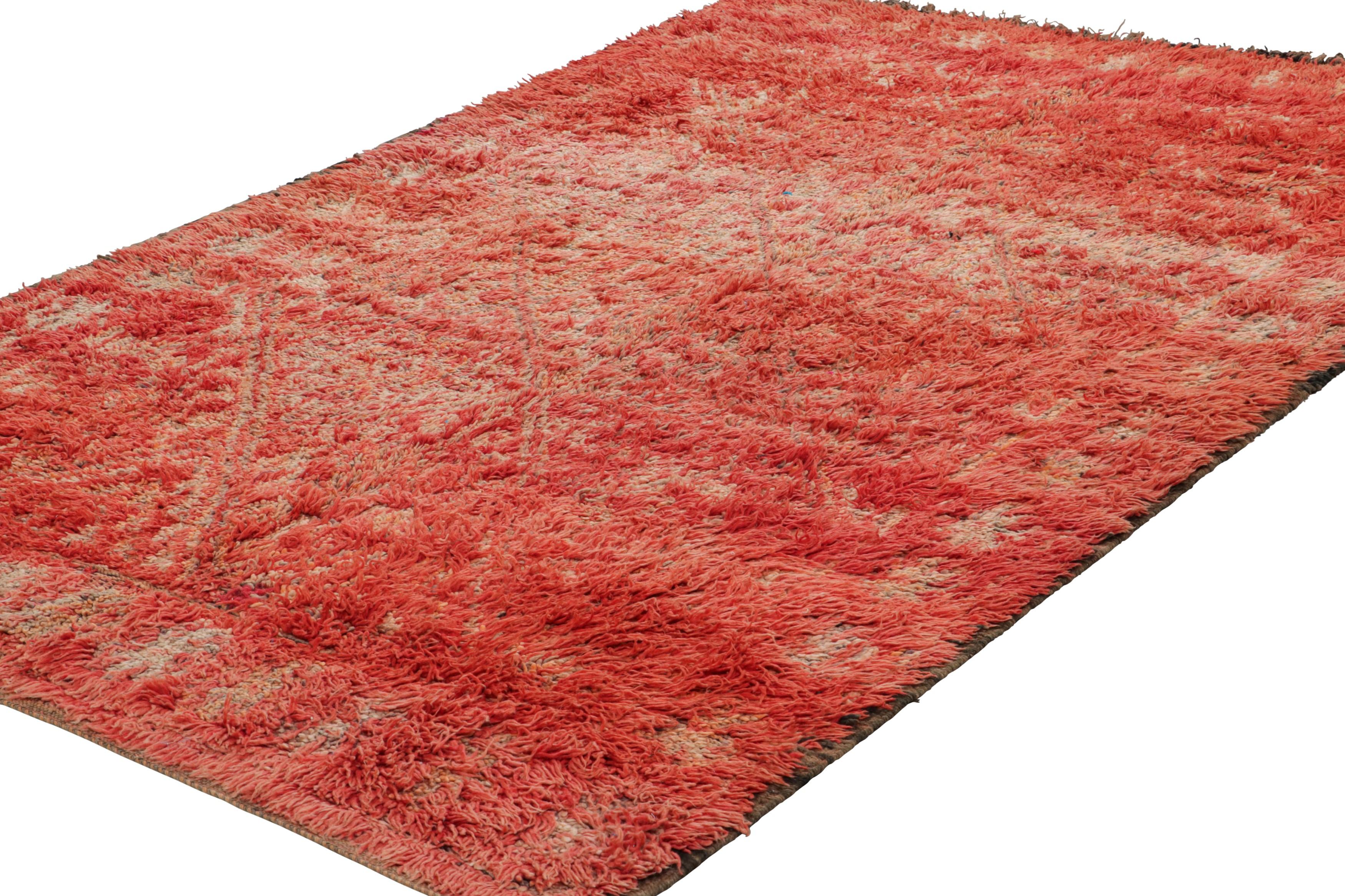 Vintage Marokkanischer Teppich, Rot & Beige mit Rautenmustern - Rug & Kilim im Zustand „Gut“ im Angebot in Long Island City, NY
