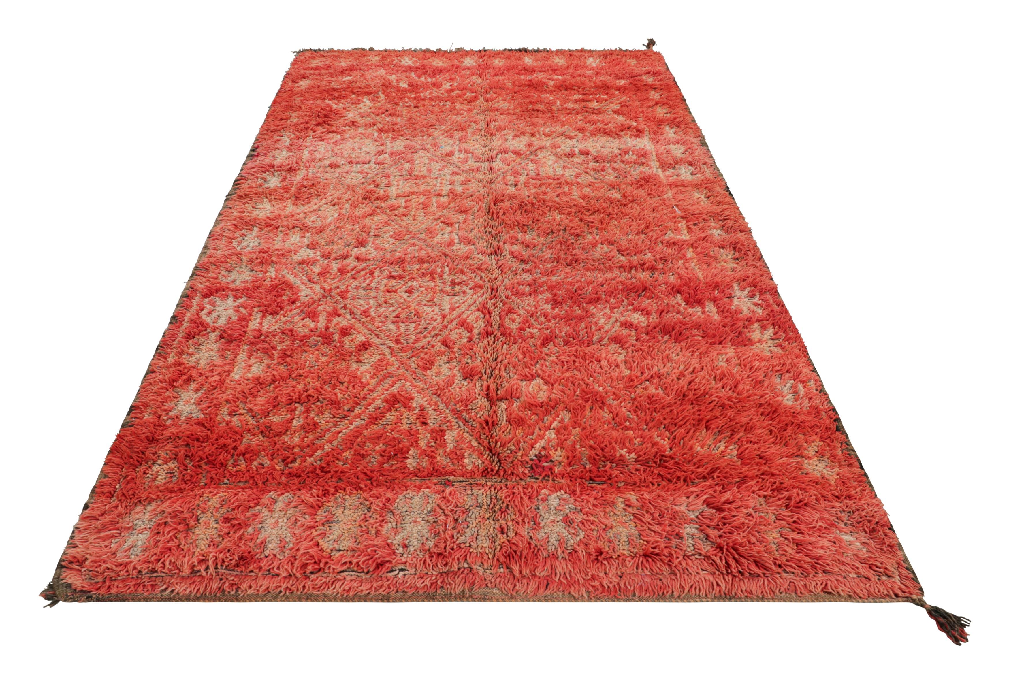 Vintage Marokkanischer Teppich, Rot & Beige mit Rautenmustern - Rug & Kilim (Mitte des 20. Jahrhunderts) im Angebot