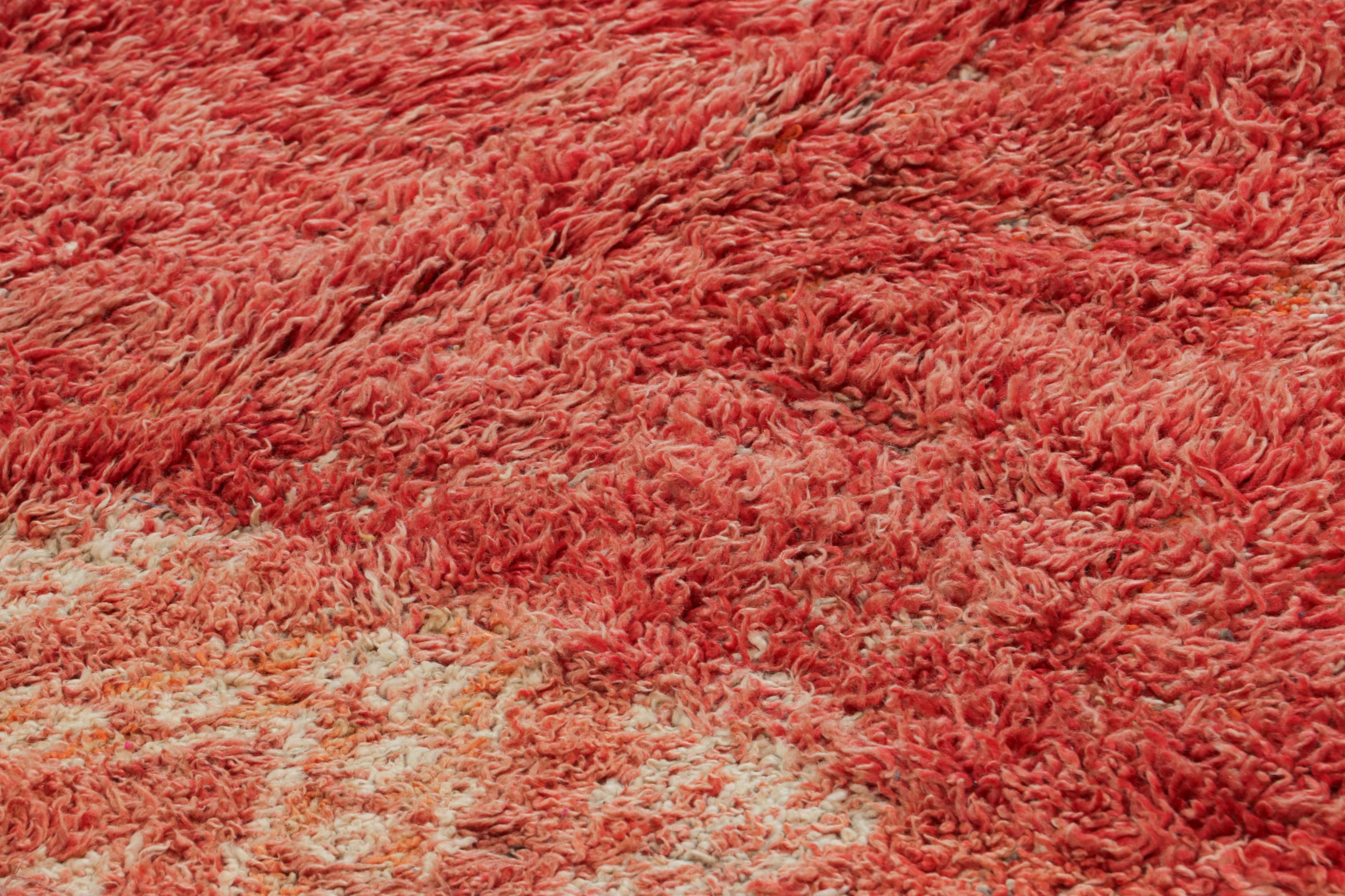Dieser handgeknüpfte Wollteppich aus Marokko (ca. 1950-1960) im Format 6x10 ist eine Rarität und gehört zu den aufregendsten Neuzugängen in der Kollektion von Rug & Kilim aus der Mitte des Jahrhunderts. 

Über das Design: 

Dieser leuchtende,