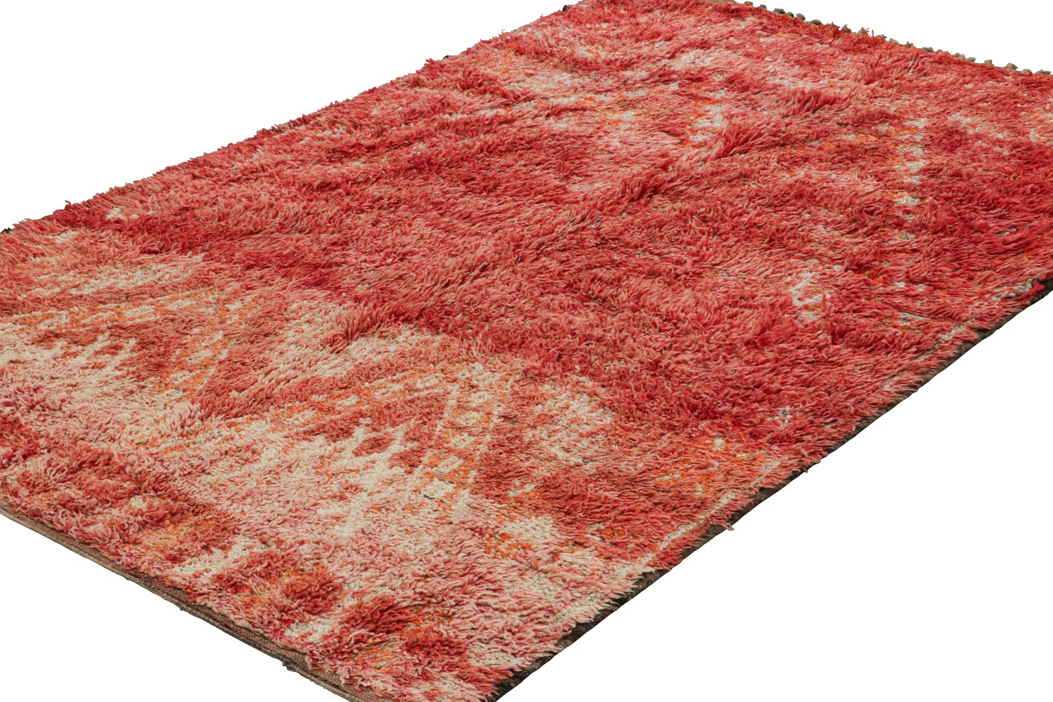 Marokkanischer Vintage-Teppich, rot und beige mit geometrischen Mustern - Rug & Kilim im Zustand „Gut“ im Angebot in Long Island City, NY
