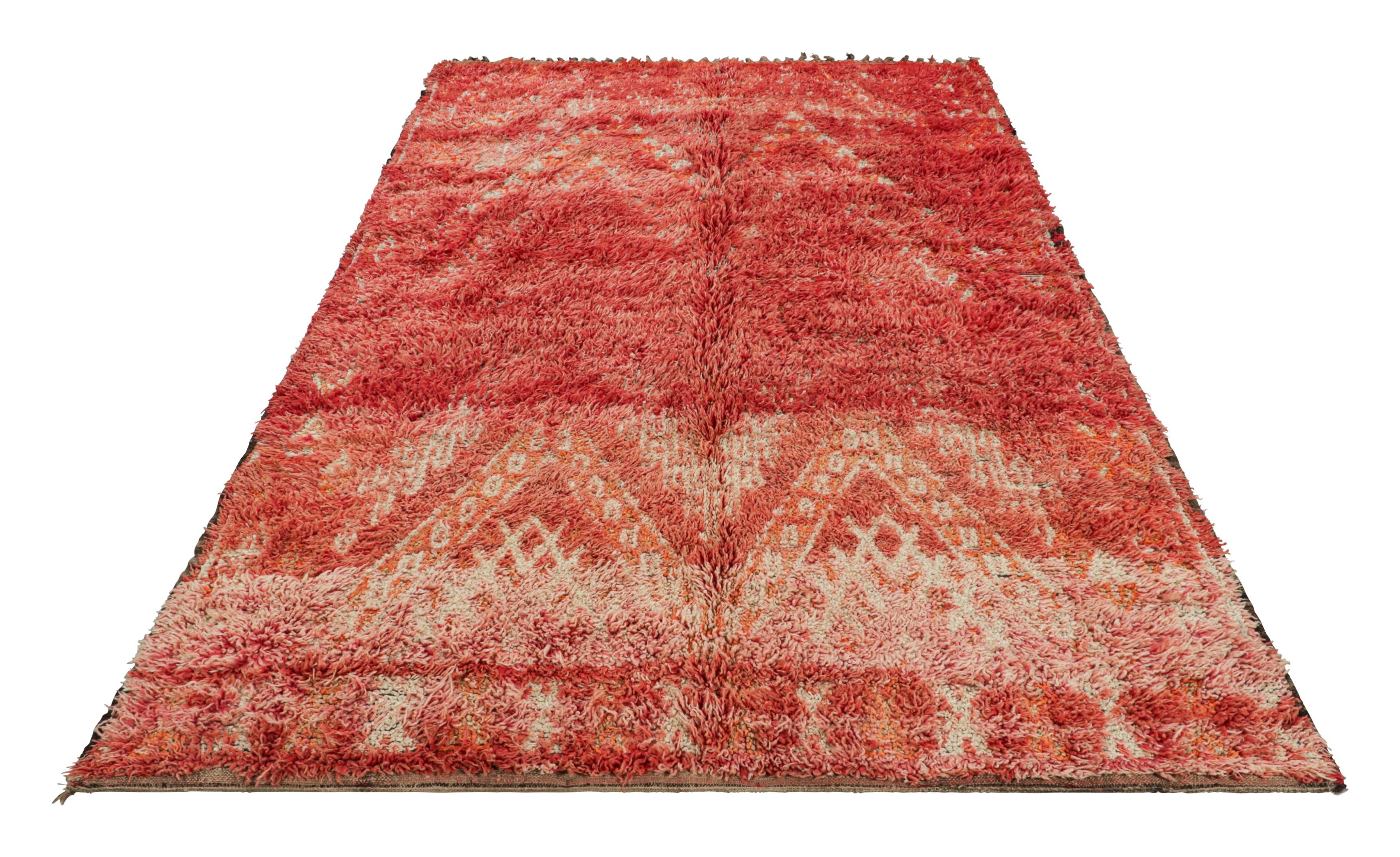 Marokkanischer Vintage-Teppich, rot und beige mit geometrischen Mustern - Rug & Kilim (Mitte des 20. Jahrhunderts) im Angebot
