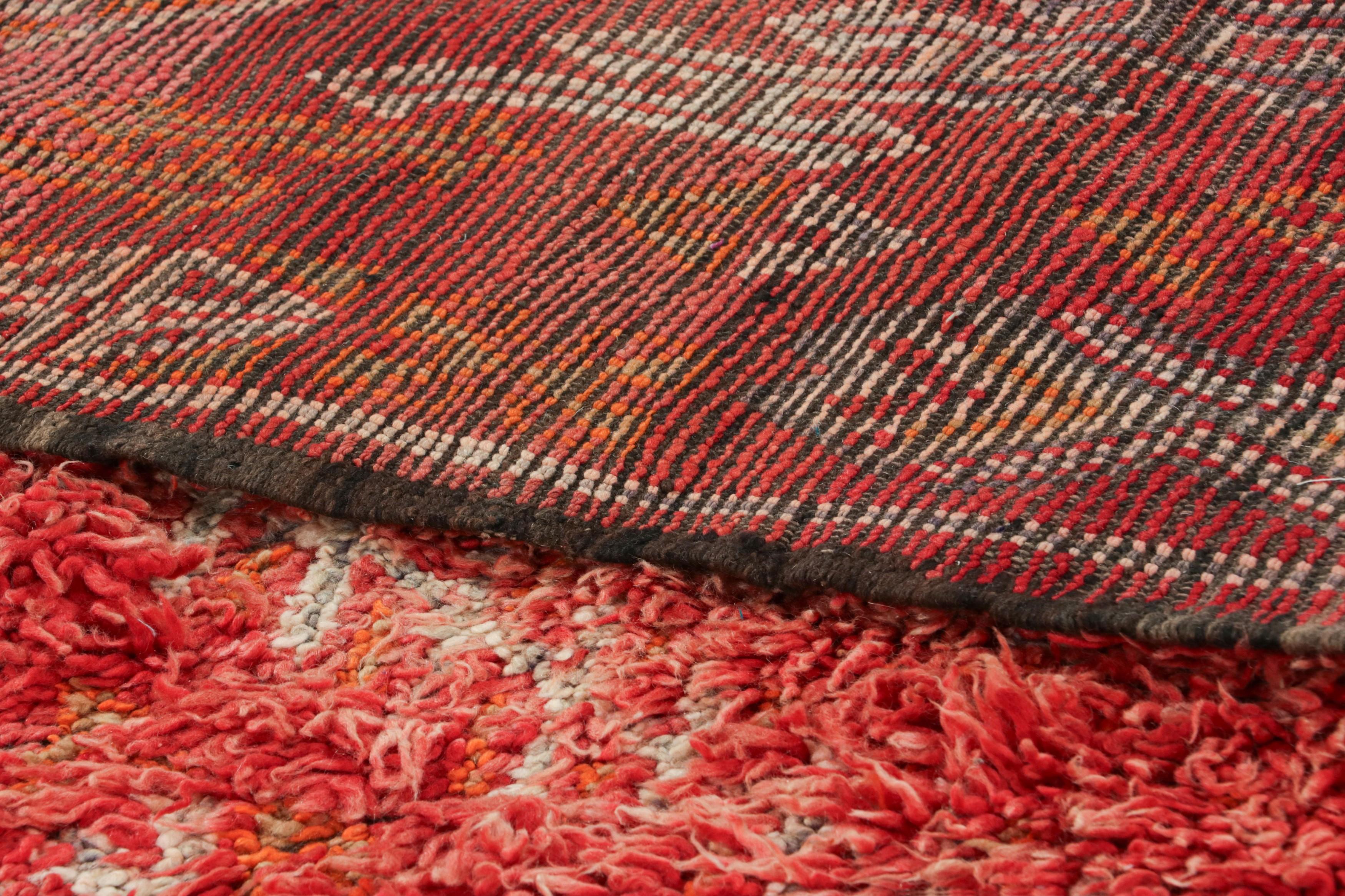 Marokkanischer Vintage-Teppich, rot und beige mit geometrischen Mustern - Rug & Kilim (Wolle) im Angebot