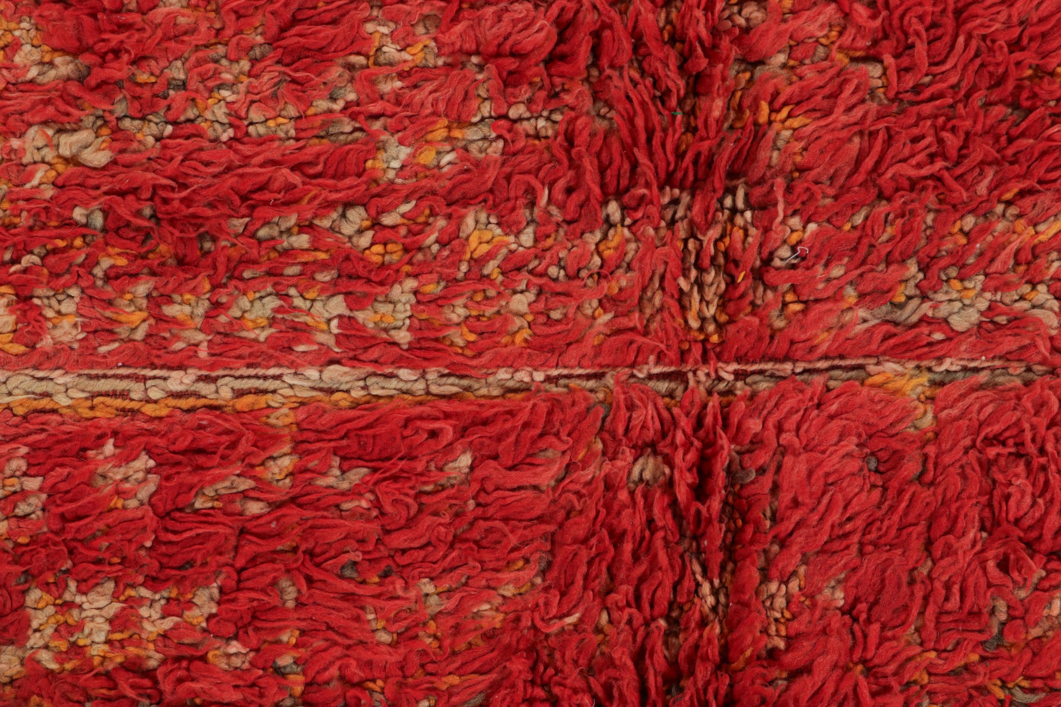 Marocchino Tappeto marocchino vintage, rosso e beige con pelo alto - Rug & Kilim in vendita