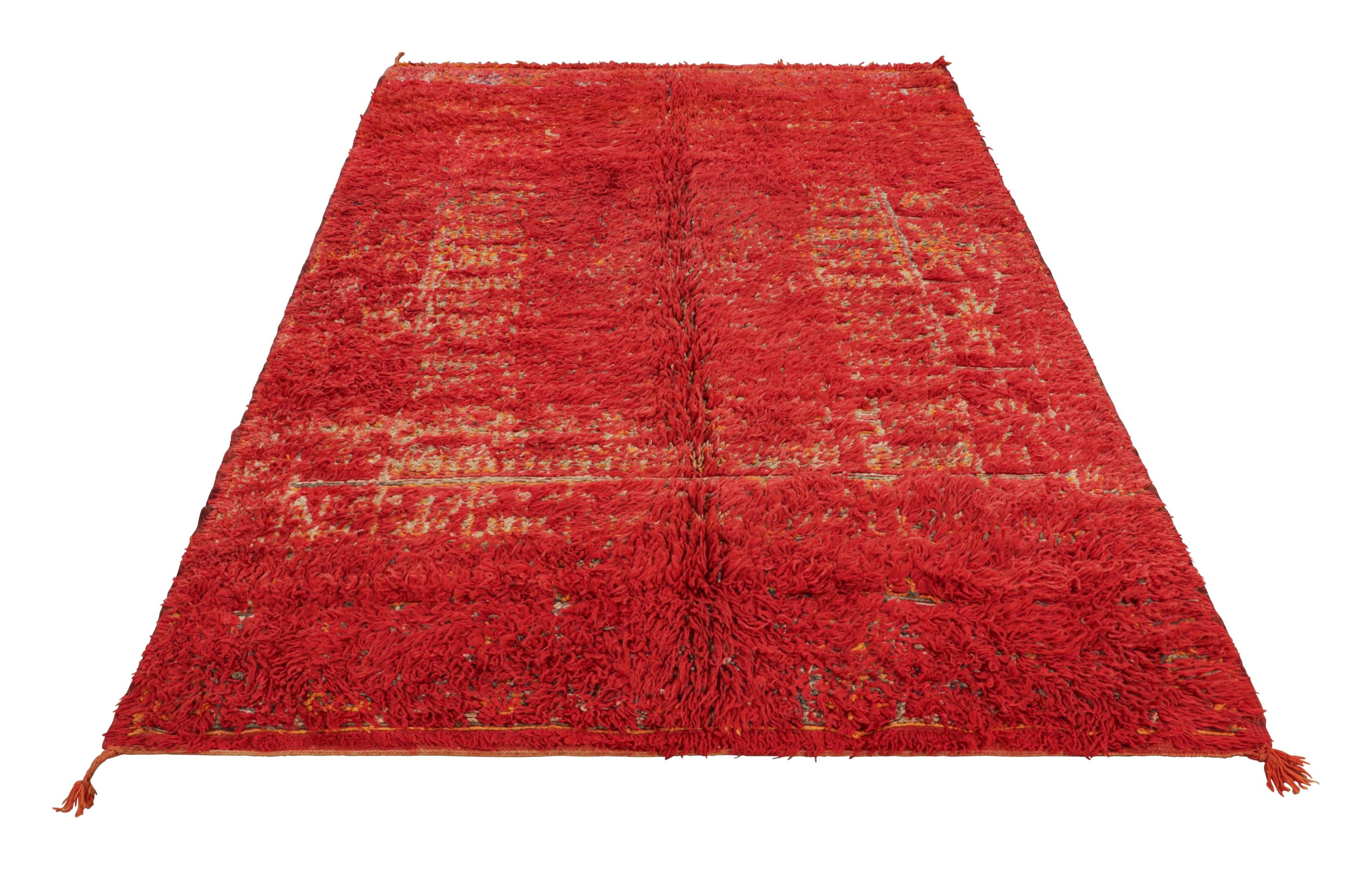 Tappeto marocchino vintage, rosso e beige con pelo alto - Rug & Kilim In condizioni buone in vendita a Long Island City, NY