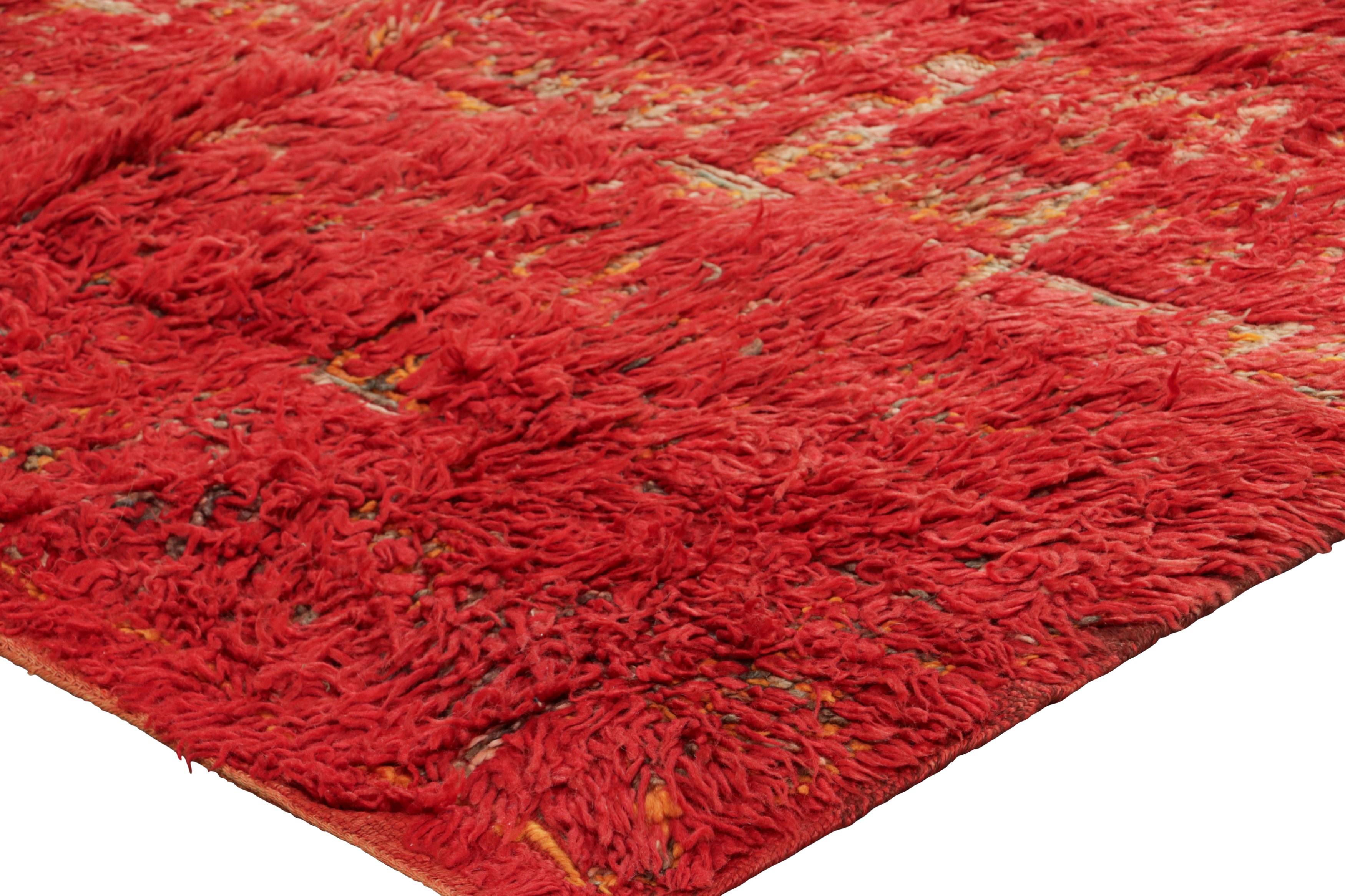 Metà XX secolo Tappeto marocchino vintage, rosso e beige con pelo alto - Rug & Kilim in vendita