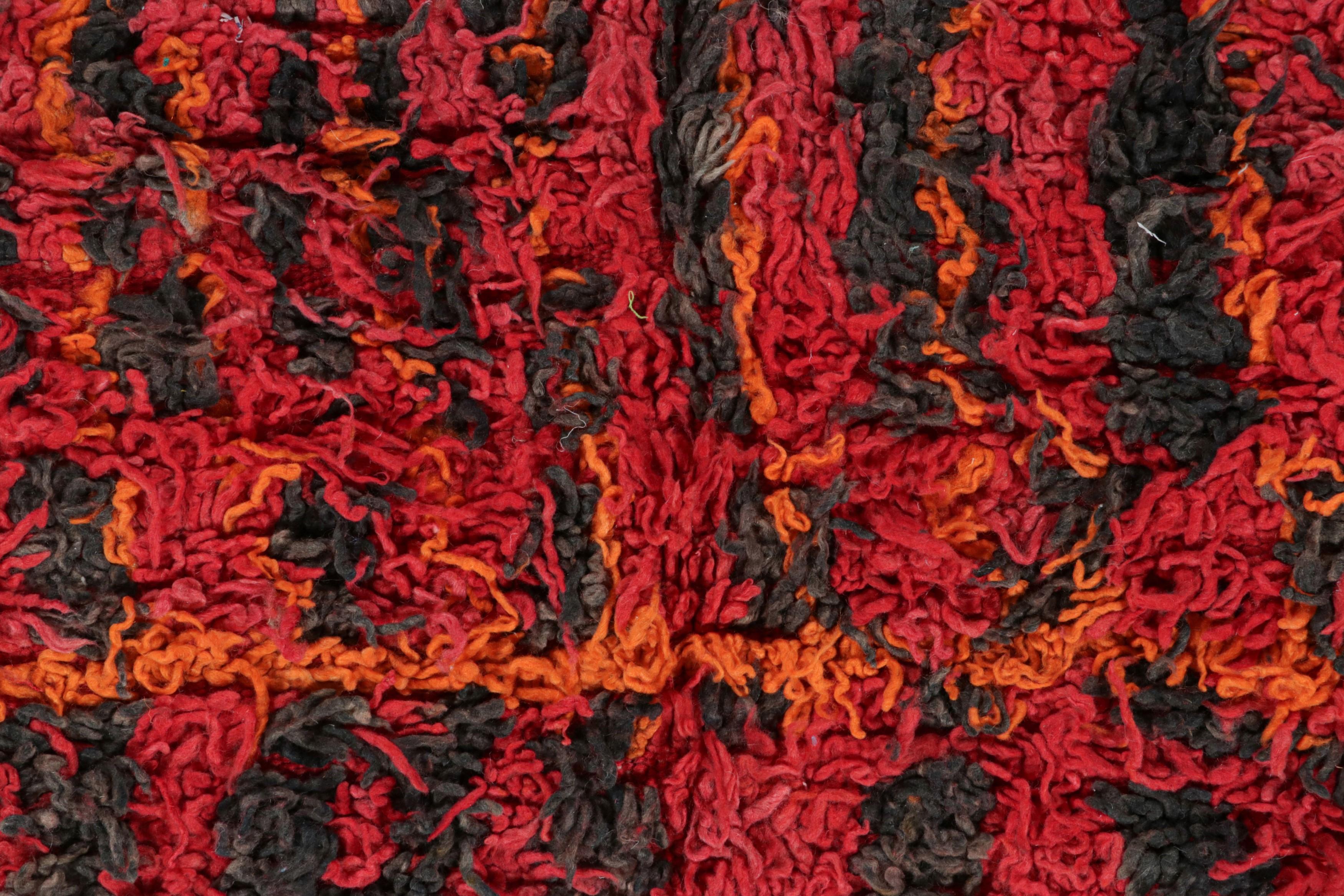 Marocain Tapis marocain vintage, rouge et noir avec motifs abstraits - Rug & Kilim en vente