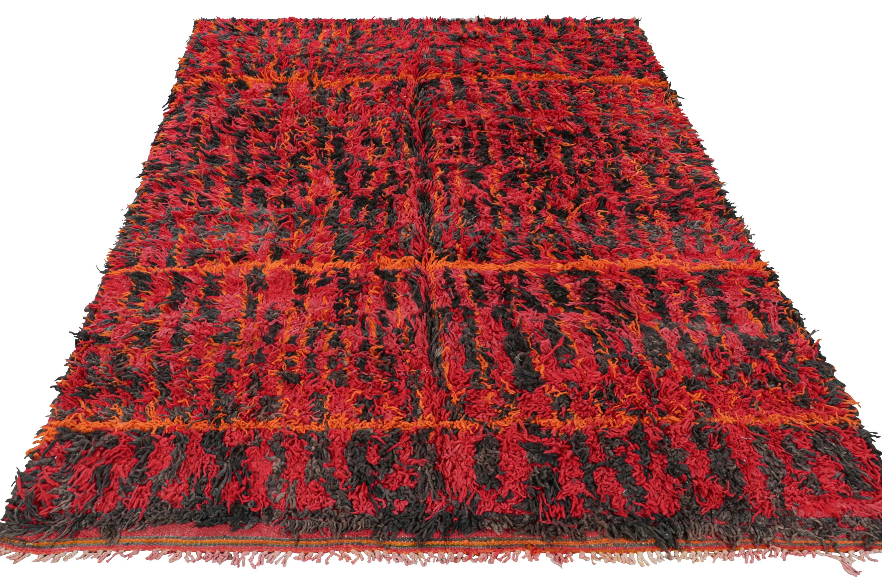 Tapis marocain vintage, rouge et noir avec motifs abstraits - Rug & Kilim Bon état - En vente à Long Island City, NY
