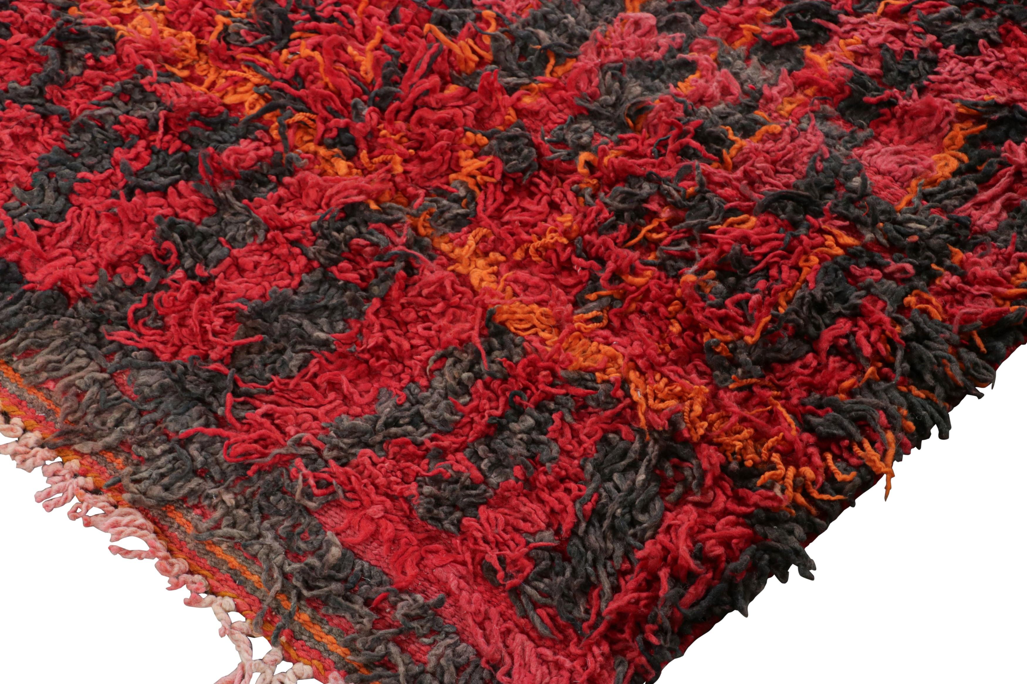 Milieu du XXe siècle Tapis marocain vintage, rouge et noir avec motifs abstraits - Rug & Kilim en vente