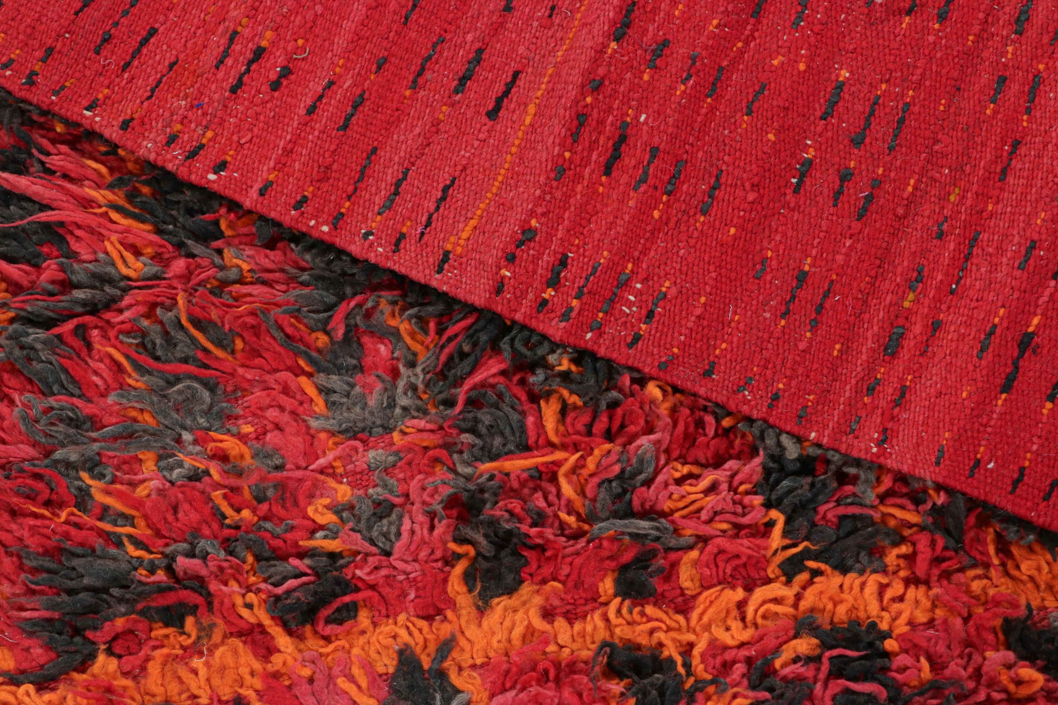 Laine Tapis marocain vintage, rouge et noir avec motifs abstraits - Rug & Kilim en vente