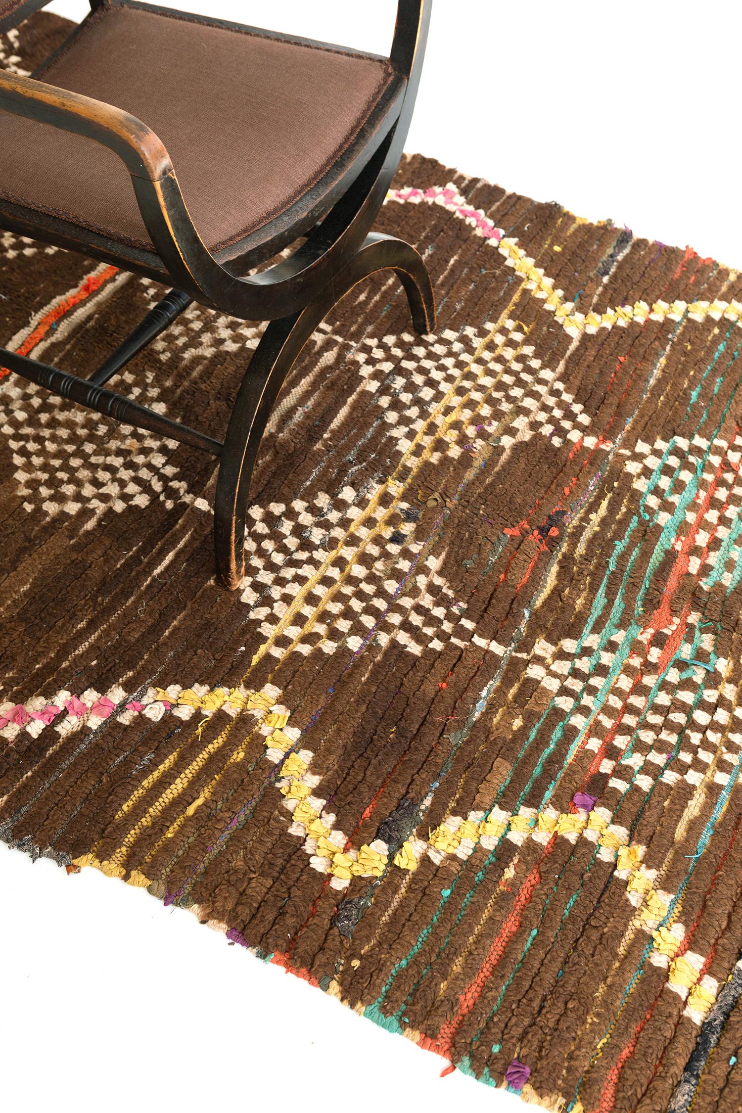 Dieser wunderbare Teppich mit seinen klar definierten Chevrons und zwanzig karierten Rauten wird Sie definitiv in seinen Bann ziehen, wenn Sie Ihren Blick auf diesen von Rika Atlas inspirierten Vintage Moroccan Rug legen. Mit seinen erdigen,