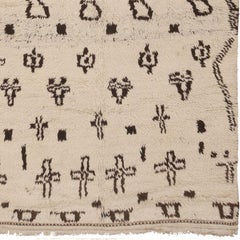 Moroccan Rug. Size: 4 ft 10 in x 10 ft 2 in