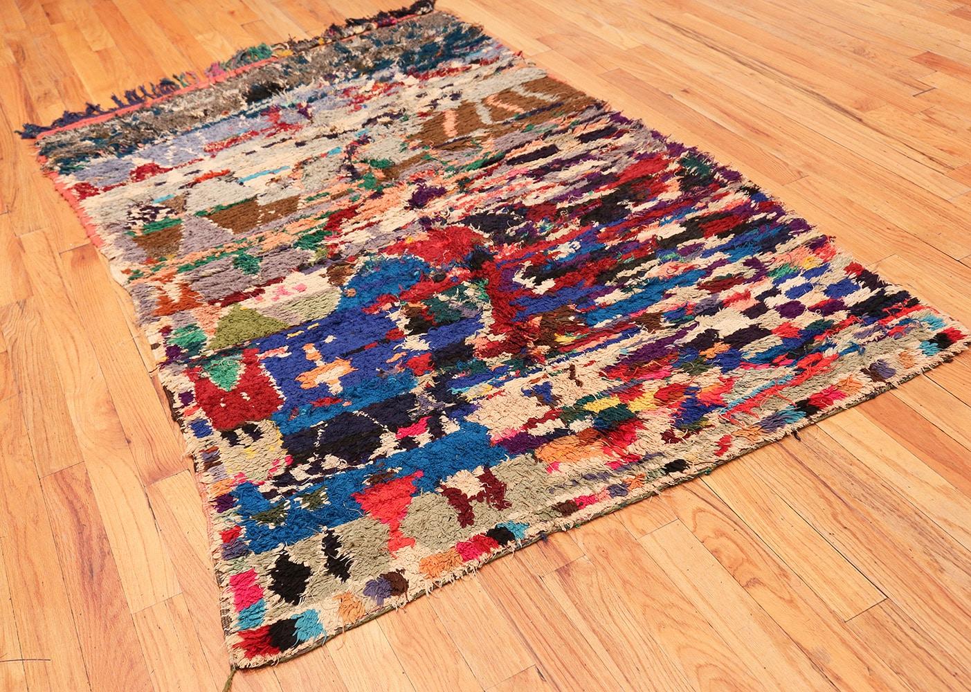 Mid-Century Modern Vintage Moroccan Rug. Size: 4 ft 8 in x 7 ft 1 in (1.42 m x 2.16 m) For Sale