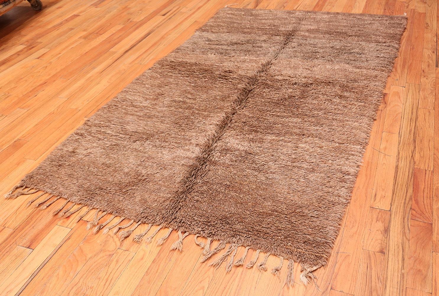 Mid-Century Modern Vintage Moroccan Rug. Size: 5 ft 1 in x 8 ft 4 in (1.55 m x 2.54 m)