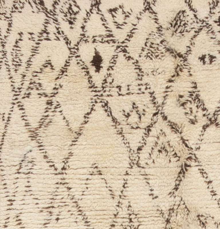 Preciosa alfombra marroquí vintage de mediados de siglo, país de origen: Marruecos, fecha circa mediados del siglo XX. Tamaño: 1,68 m x 3,58 m (5 pies y 6 pulgadas x 11 pies y 9 pulgadas)

Deliciosamente detallada, esta impresionante alfombra