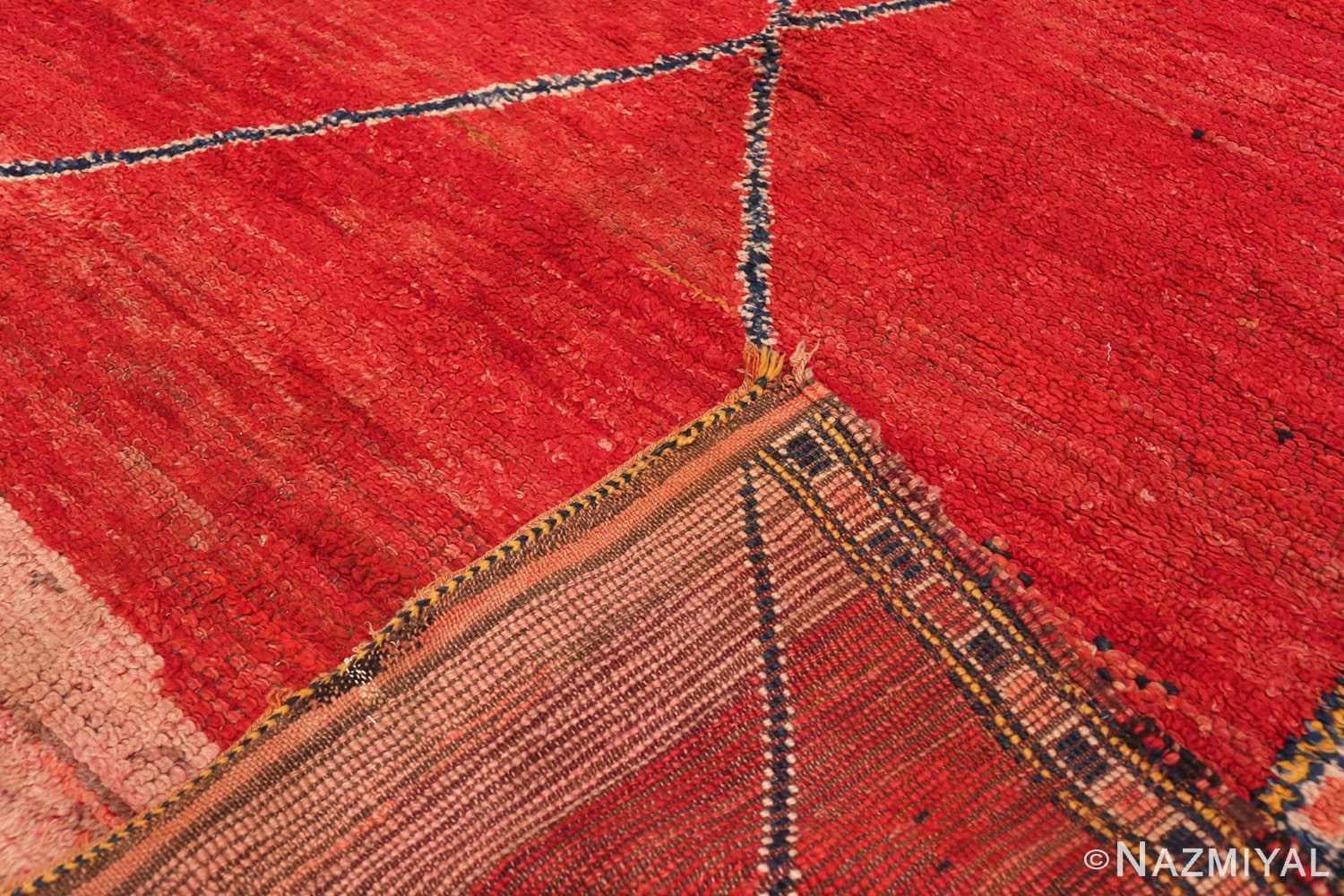 Un tapis marocain vintage magnifiquement artistique et rustique, Pays d'origine / Type de tapis : Tapis du Maroc, Circa Date : Vintage / Milieu du 20ème siècle. Dimensions : 1,73 m x 3,66 m (5 ft 8 in x 12 ft)

