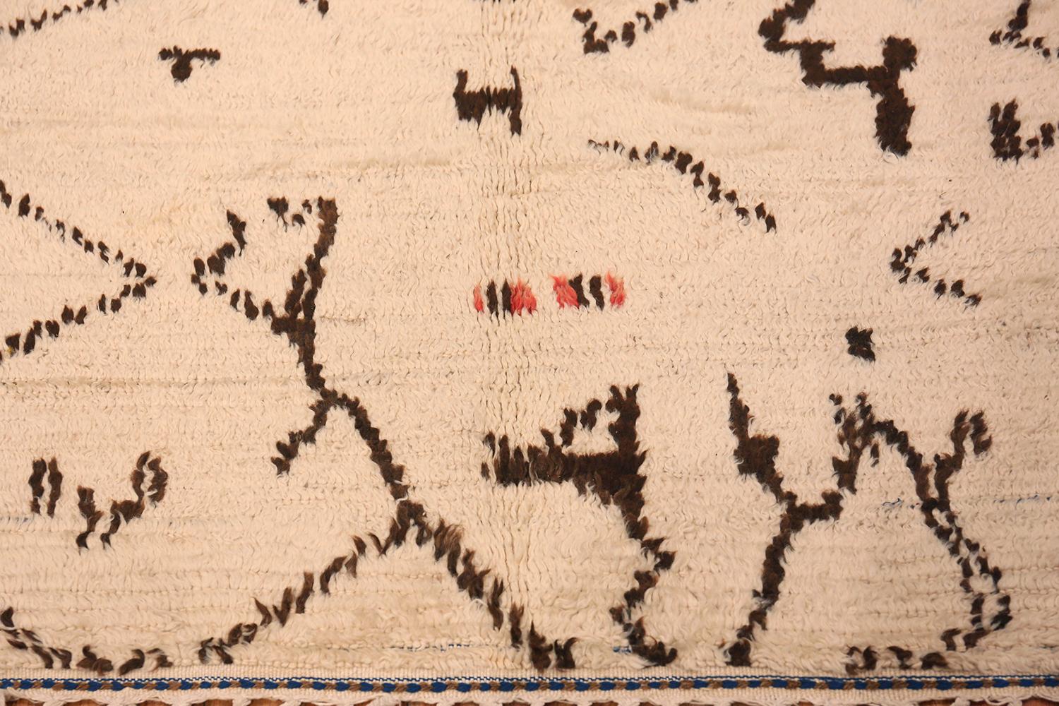 Beautiful Berber vintage Moroccan rug, country of origin: Morocco, date: circa mid-20th century. Size: 5 ft x 10 ft 3 in (1.52 m x 3.12 m).