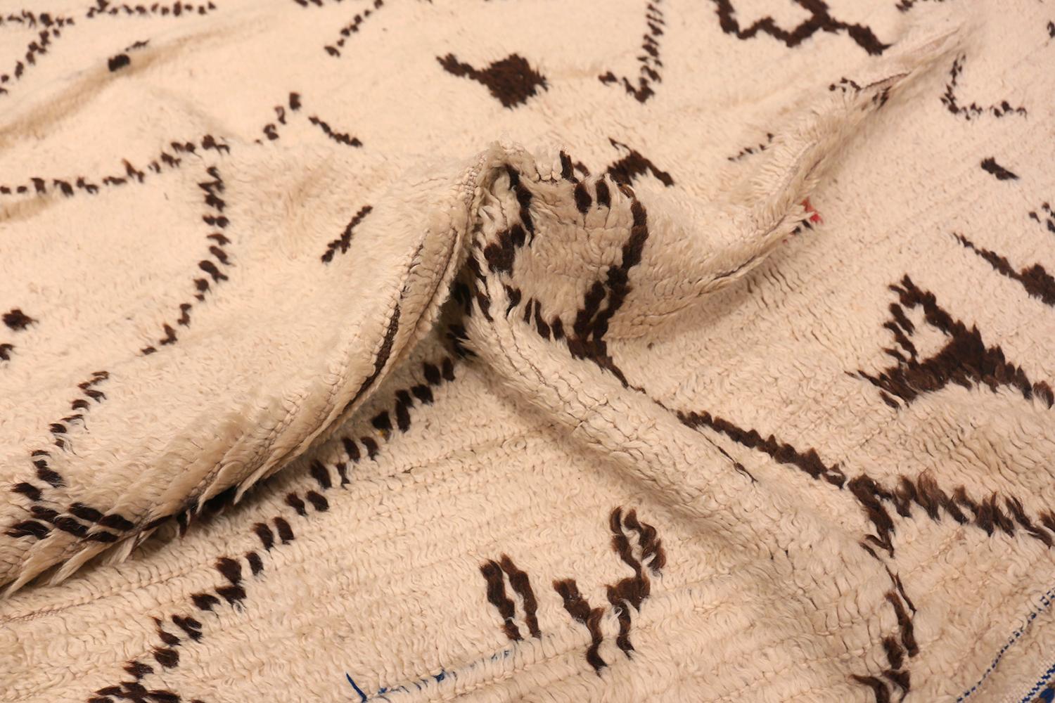 Geometrischer marokkanischer Vintage-Teppich mit Stammesmotiv in Creme 5' x 10'3