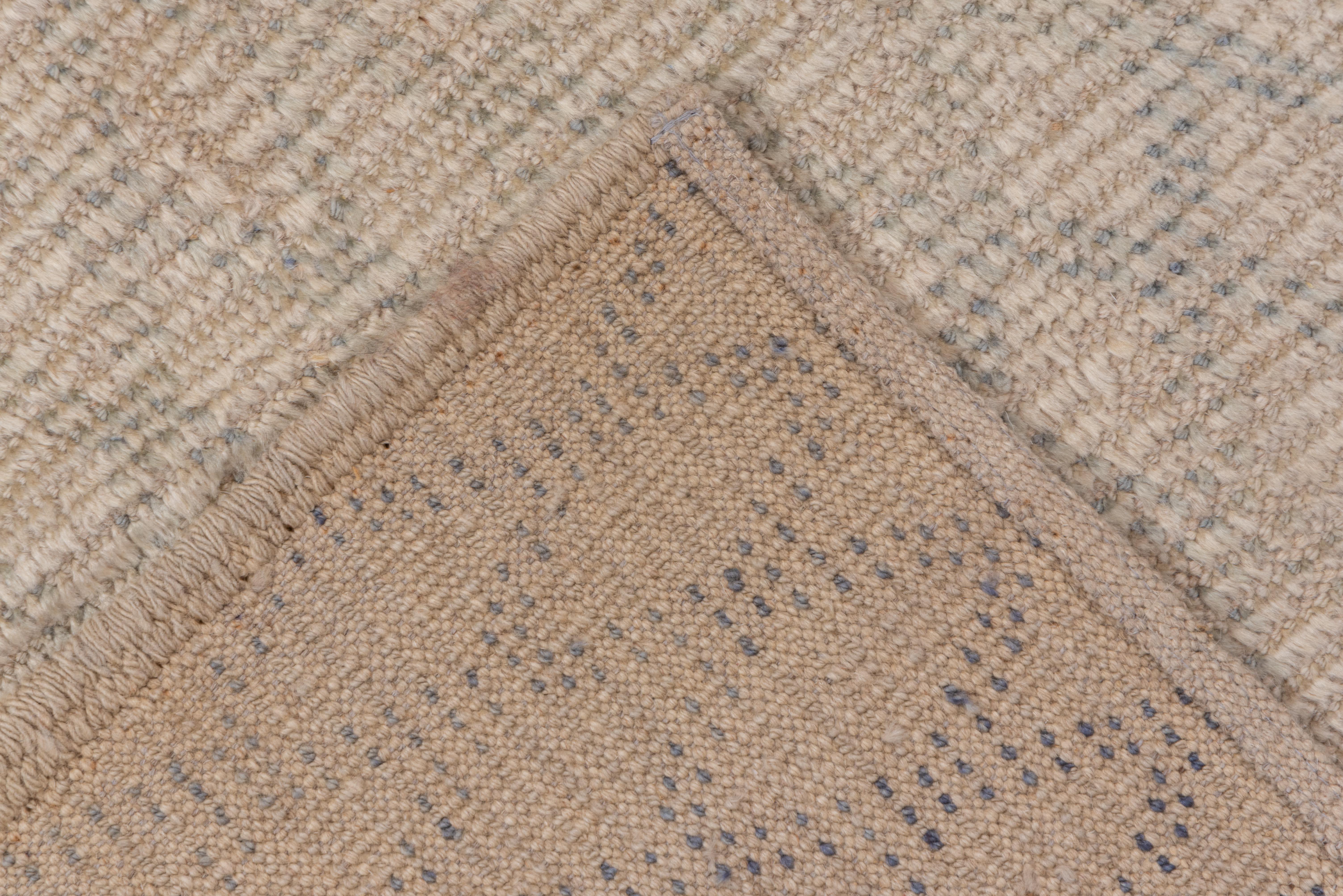 Alfombra Marroquí Vintage Suave Campo Marfil con Sutil Entramado de Diamantes en Bueno estado para la venta en New York, NY