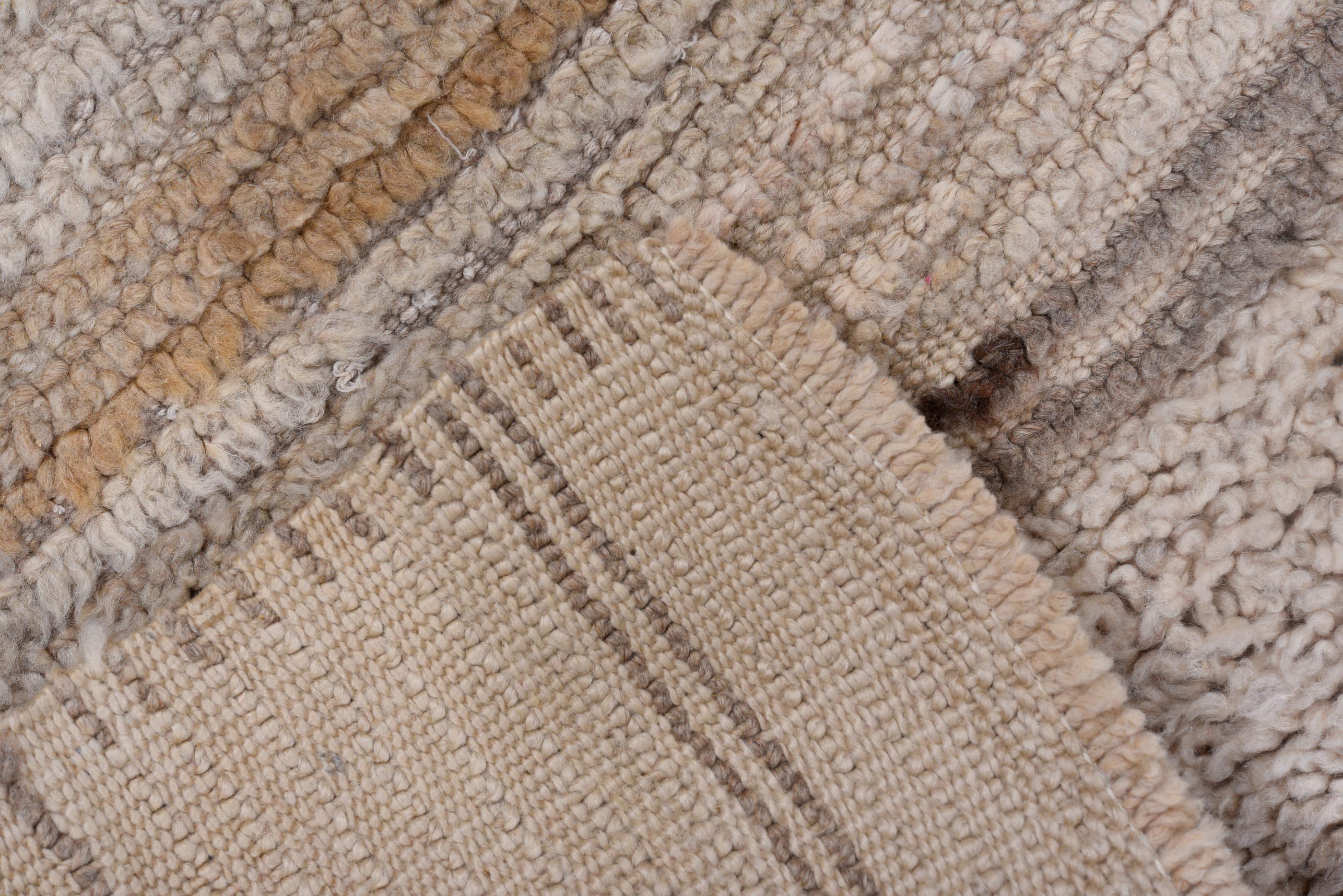 Alfombra marroquí vintage - Sutil diseño de rayas en tonos tierra en Bueno estado para la venta en New York, NY