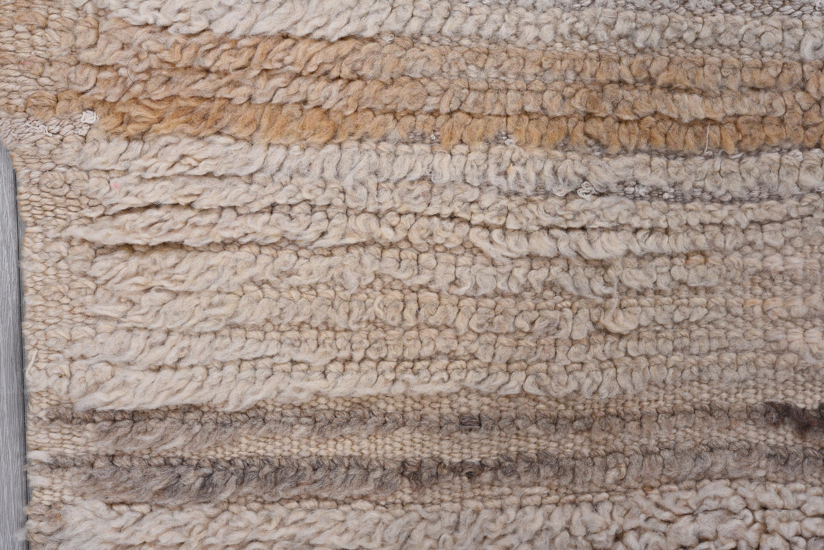 Alfombra marroquí vintage - Sutil diseño de rayas en tonos tierra siglo XX en venta
