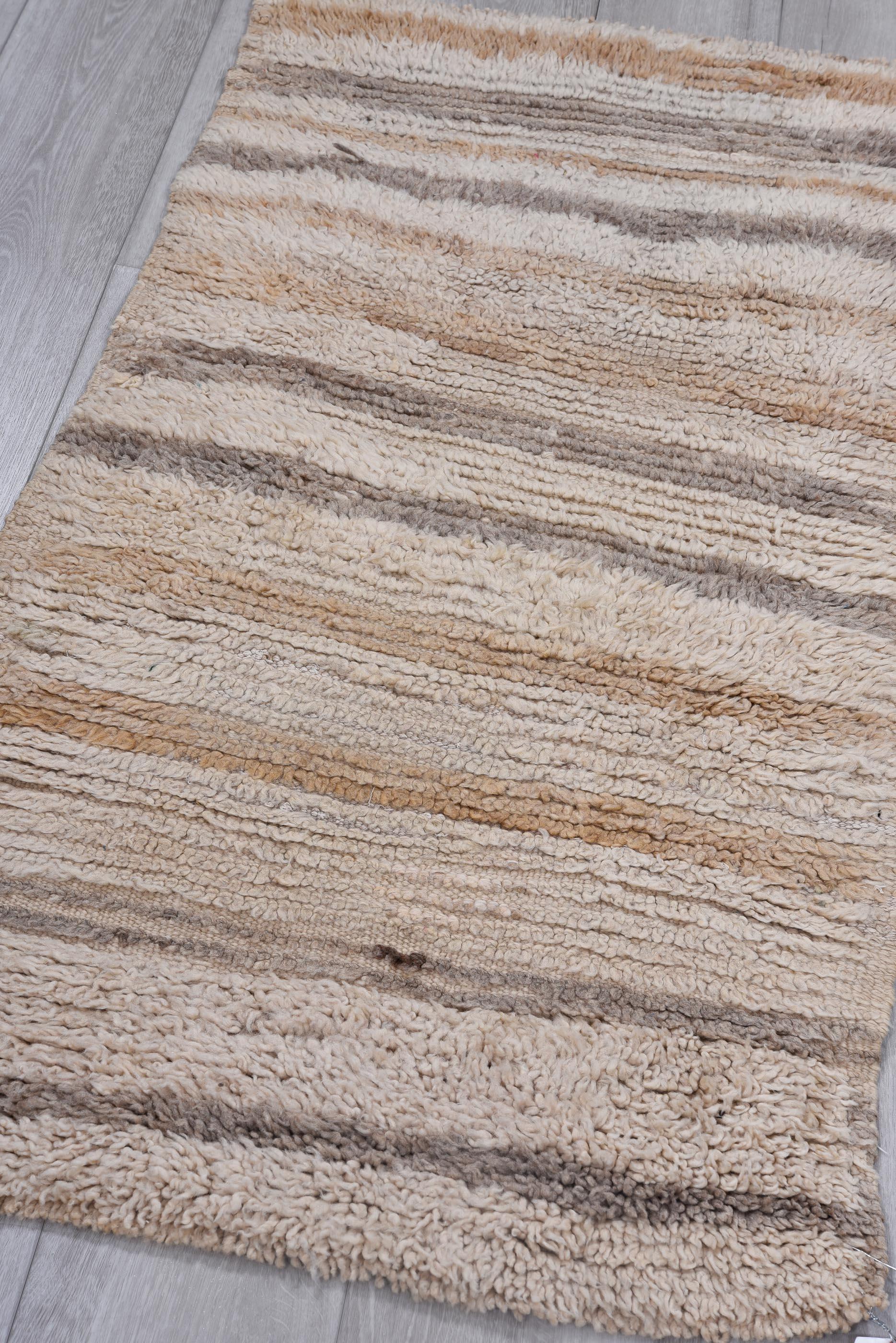 Alfombra marroquí vintage - Sutil diseño de rayas en tonos tierra en venta 1