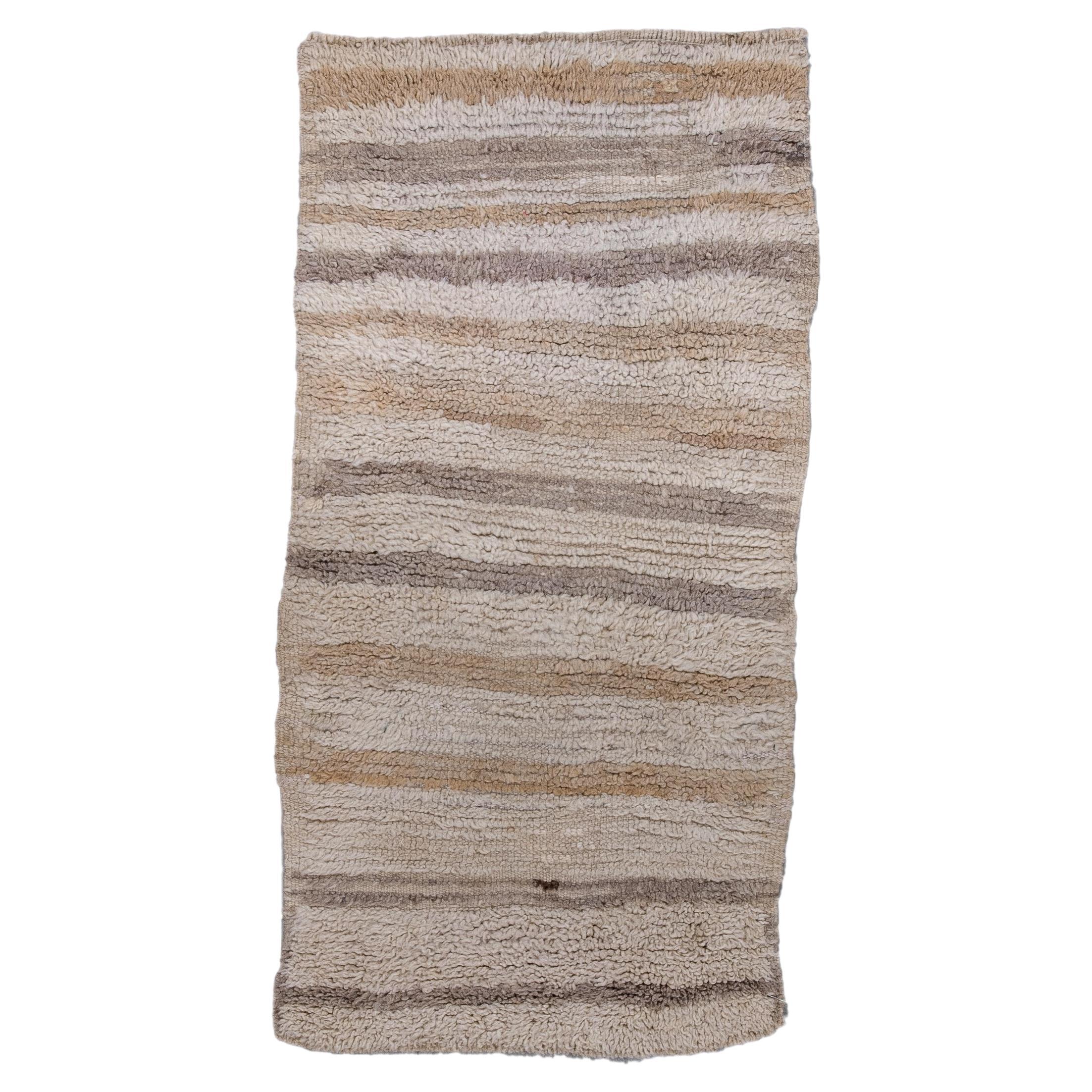 Alfombra marroquí vintage - Sutil diseño de rayas en tonos tierra en venta