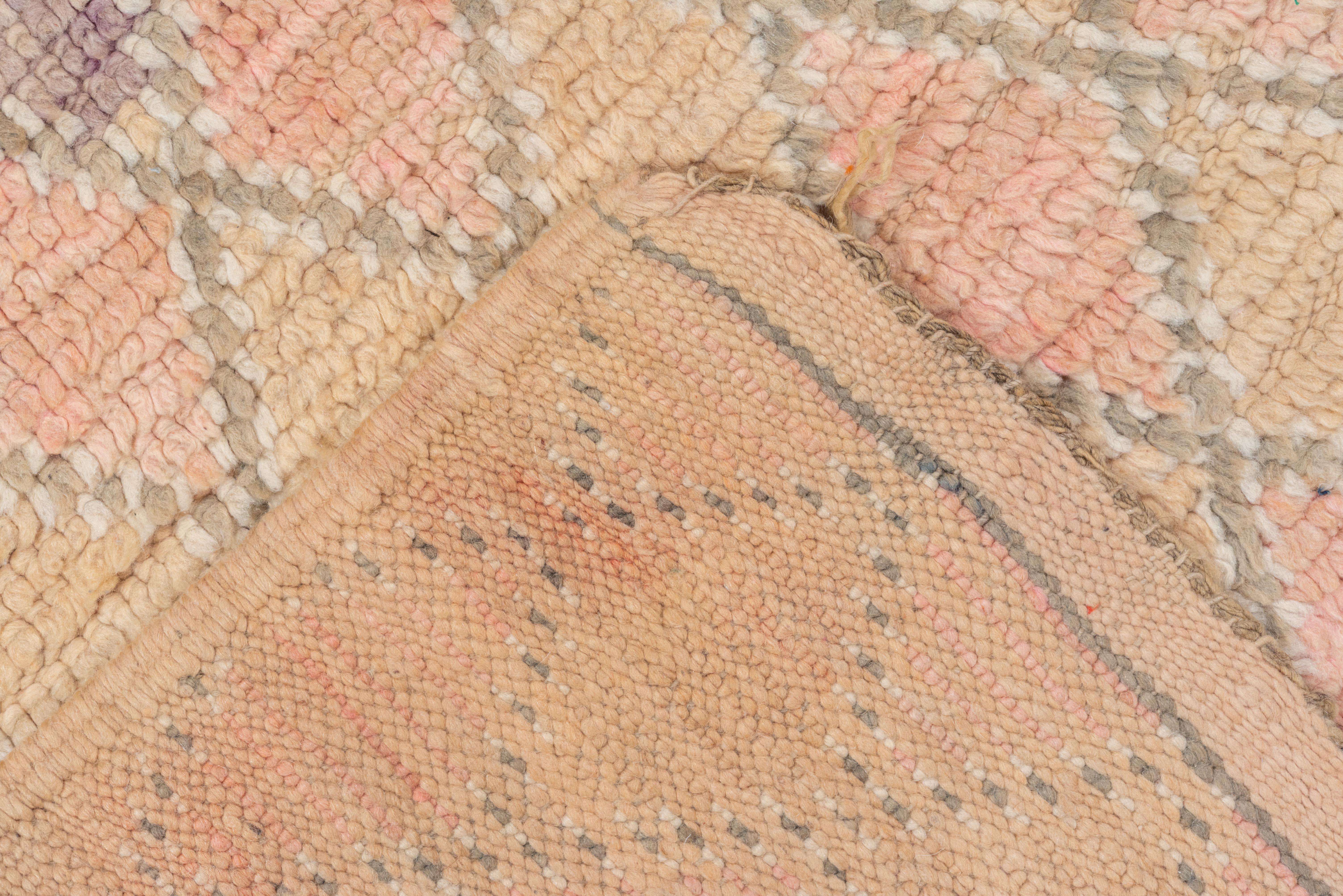 Alfombra Marroquí Vintage Sutil Ombre en Enrejado de Diamantes Rosa y Ciruela en Bueno estado para la venta en New York, NY