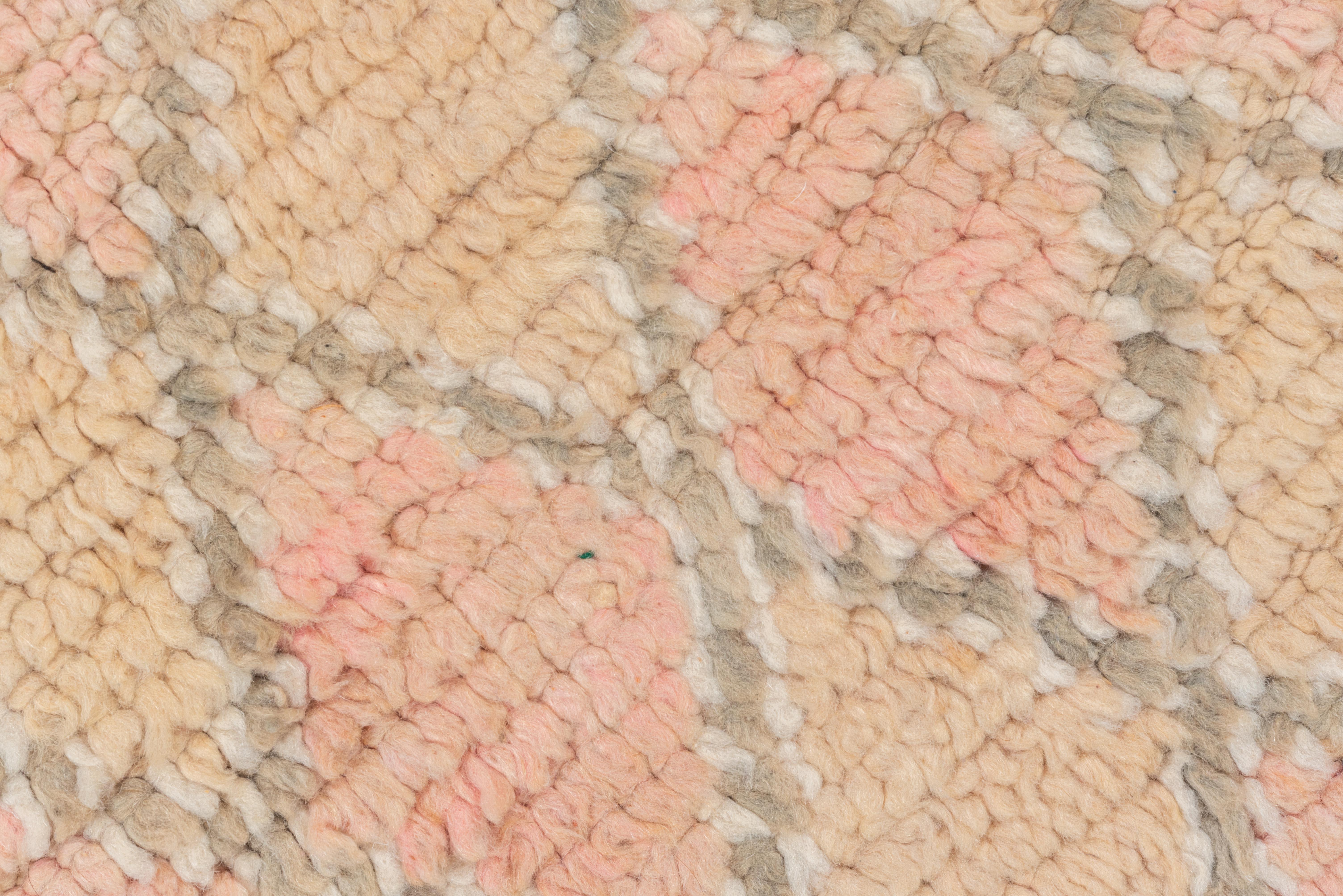 Alfombra Marroquí Vintage Sutil Ombre en Enrejado de Diamantes Rosa y Ciruela siglo XX en venta