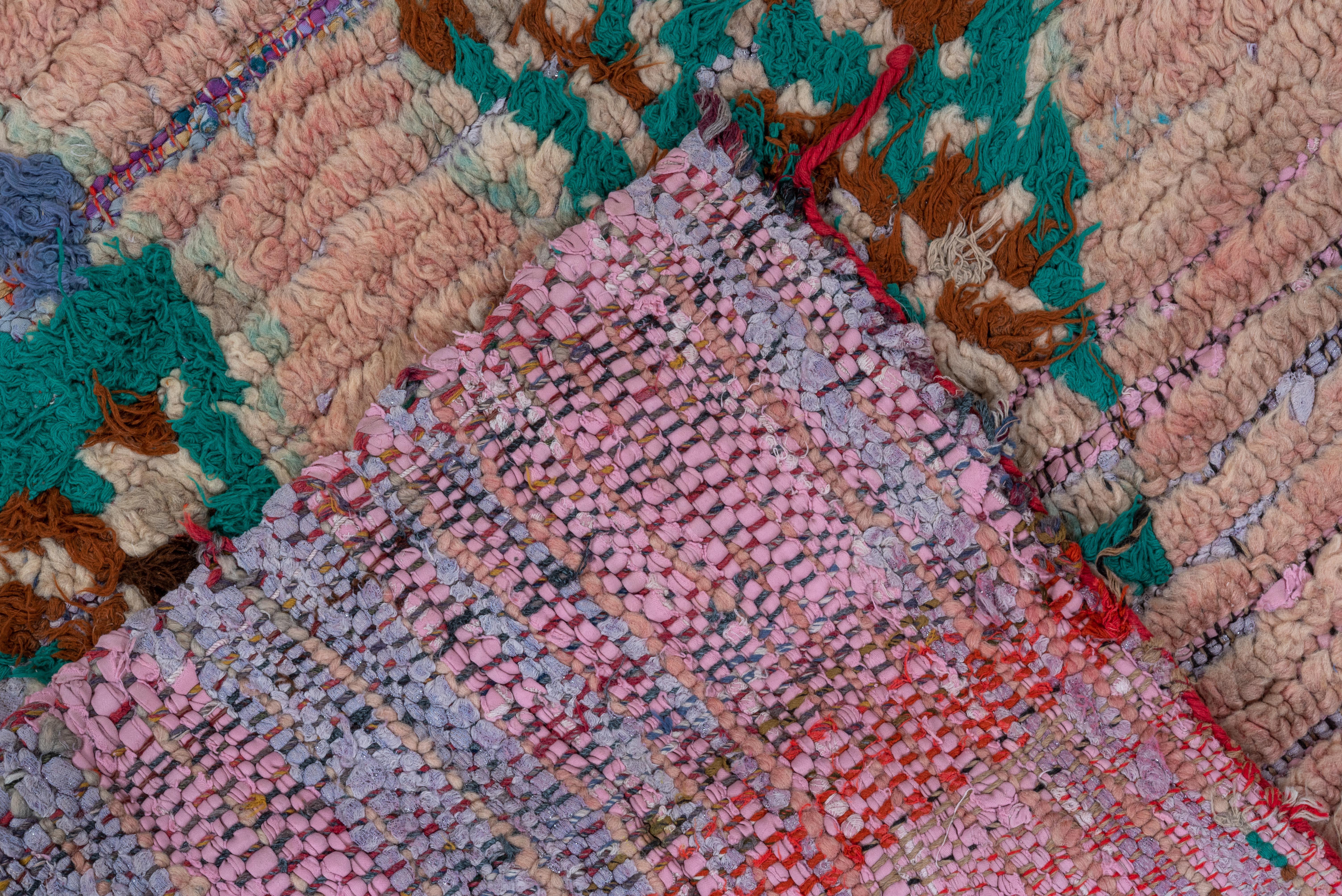 Alfombra Marroquí Vintage - Motivo Tribal con Acentos Blush y Aqua en Bueno estado para la venta en New York, NY