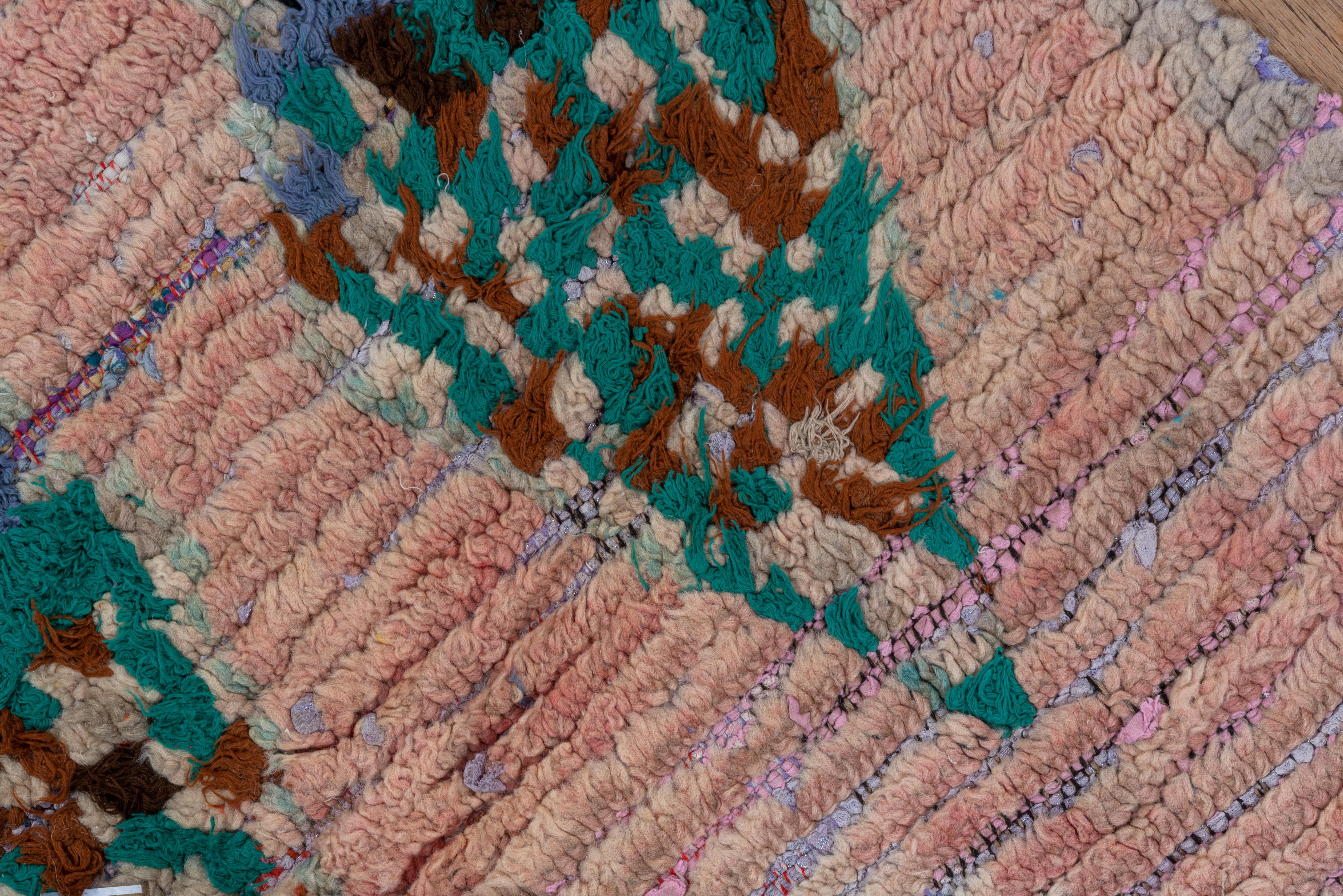 Alfombra Marroquí Vintage - Motivo Tribal con Acentos Blush y Aqua siglo XX en venta
