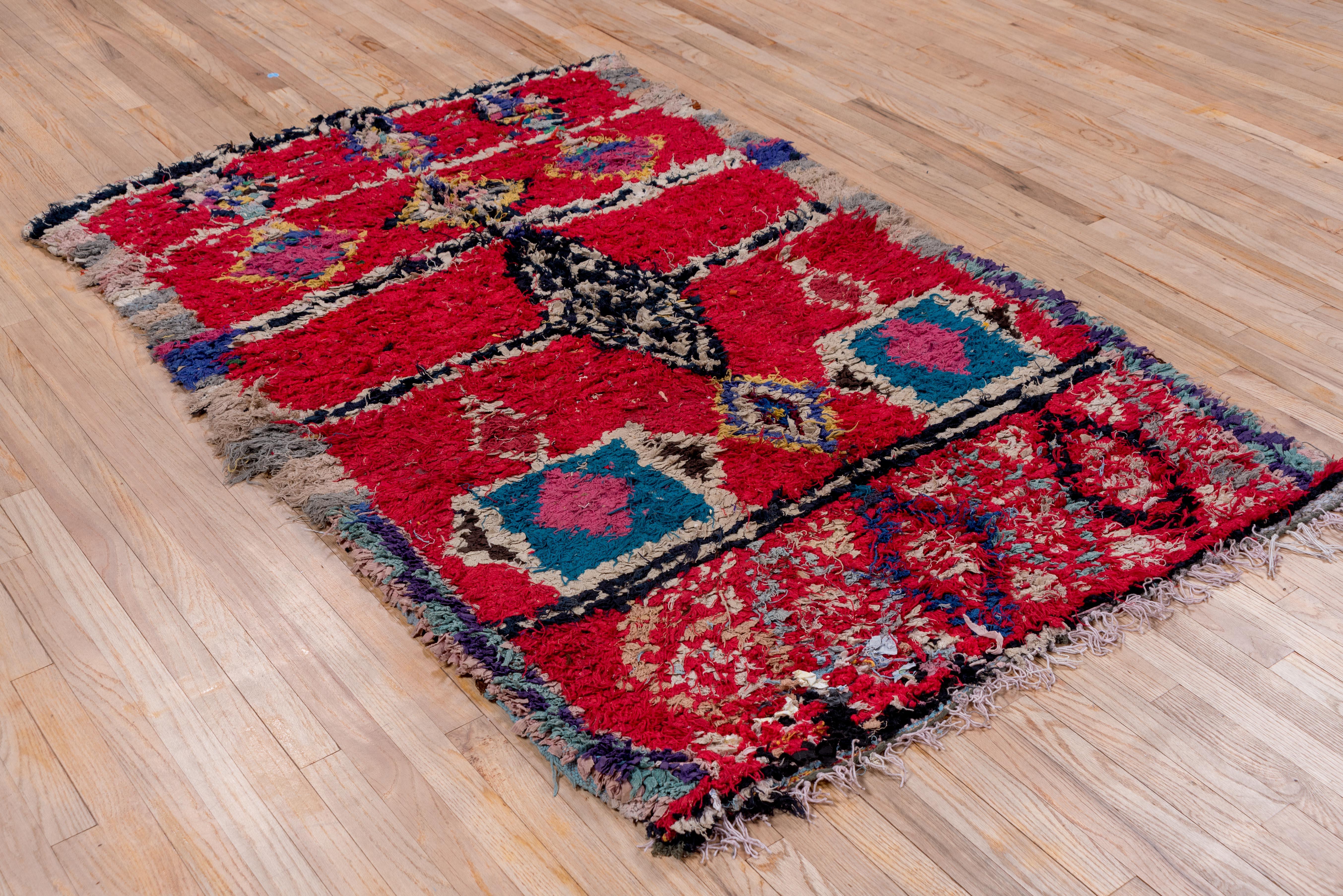 Alfombra Marroquí Vintage Vibrante Patrón Tribal de Diamantes y Celosías siglo XX en venta