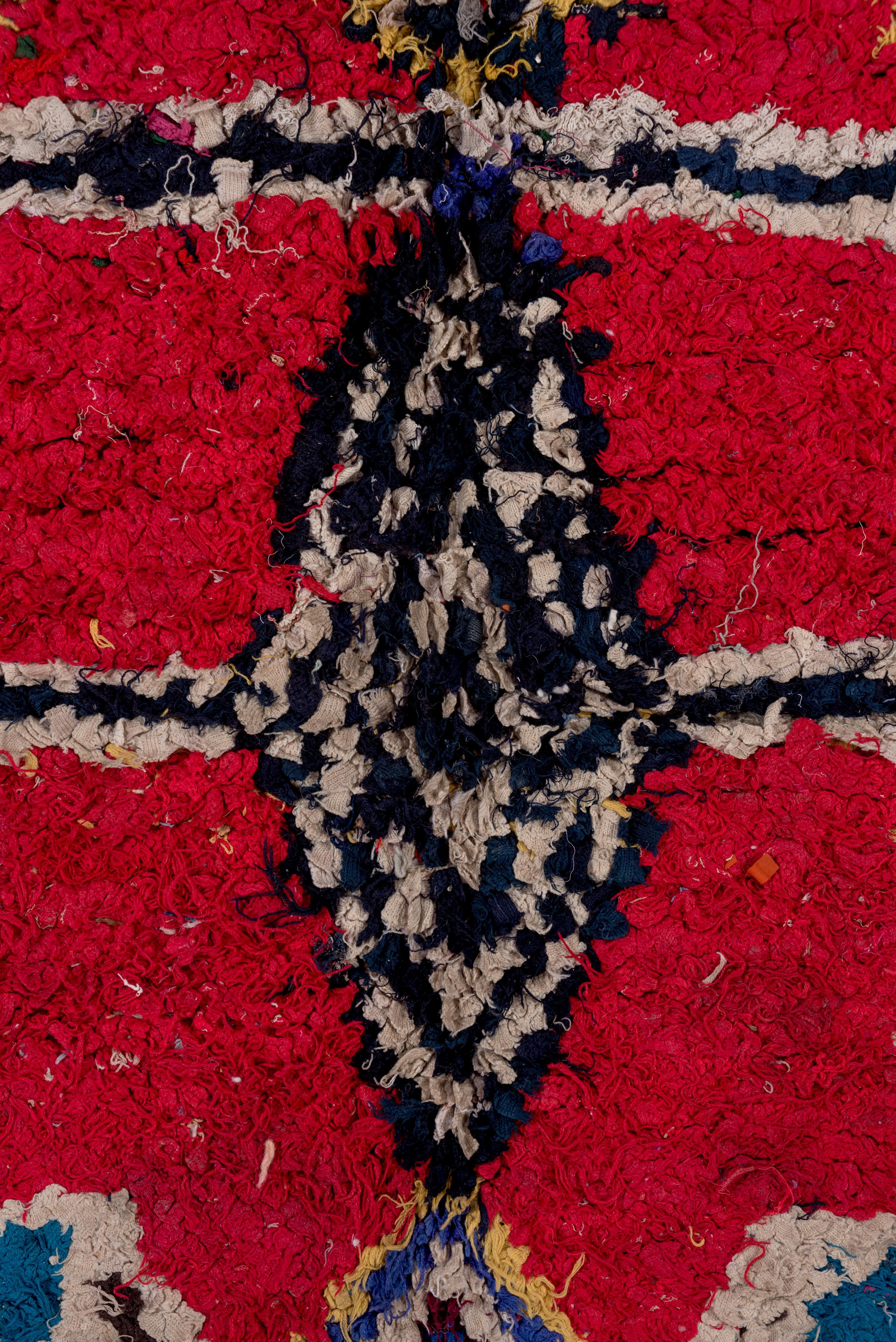 Alfombra Marroquí Vintage Vibrante Patrón Tribal de Diamantes y Celosías en venta 1
