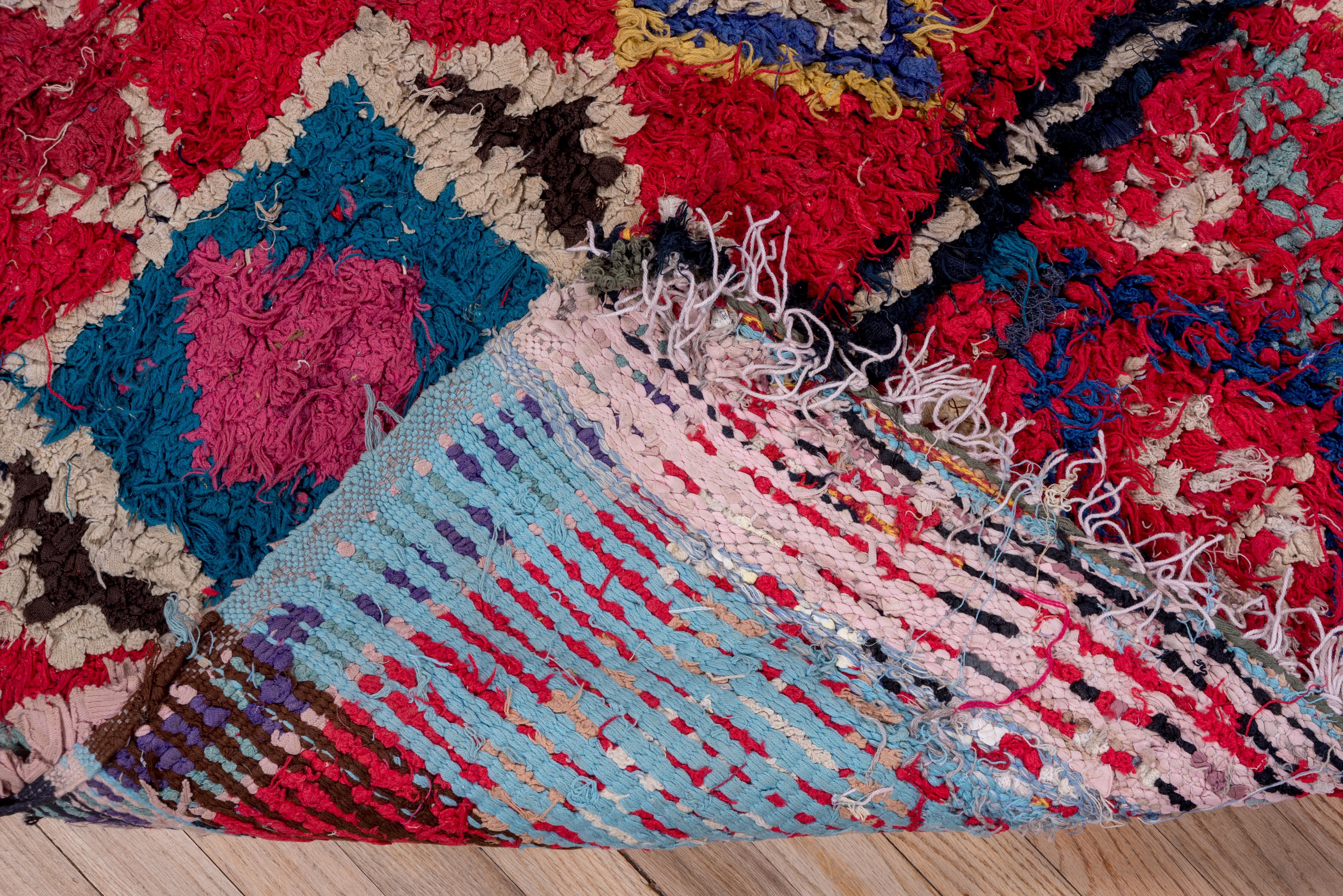 Alfombra Marroquí Vintage Vibrante Patrón Tribal de Diamantes y Celosías en venta 2