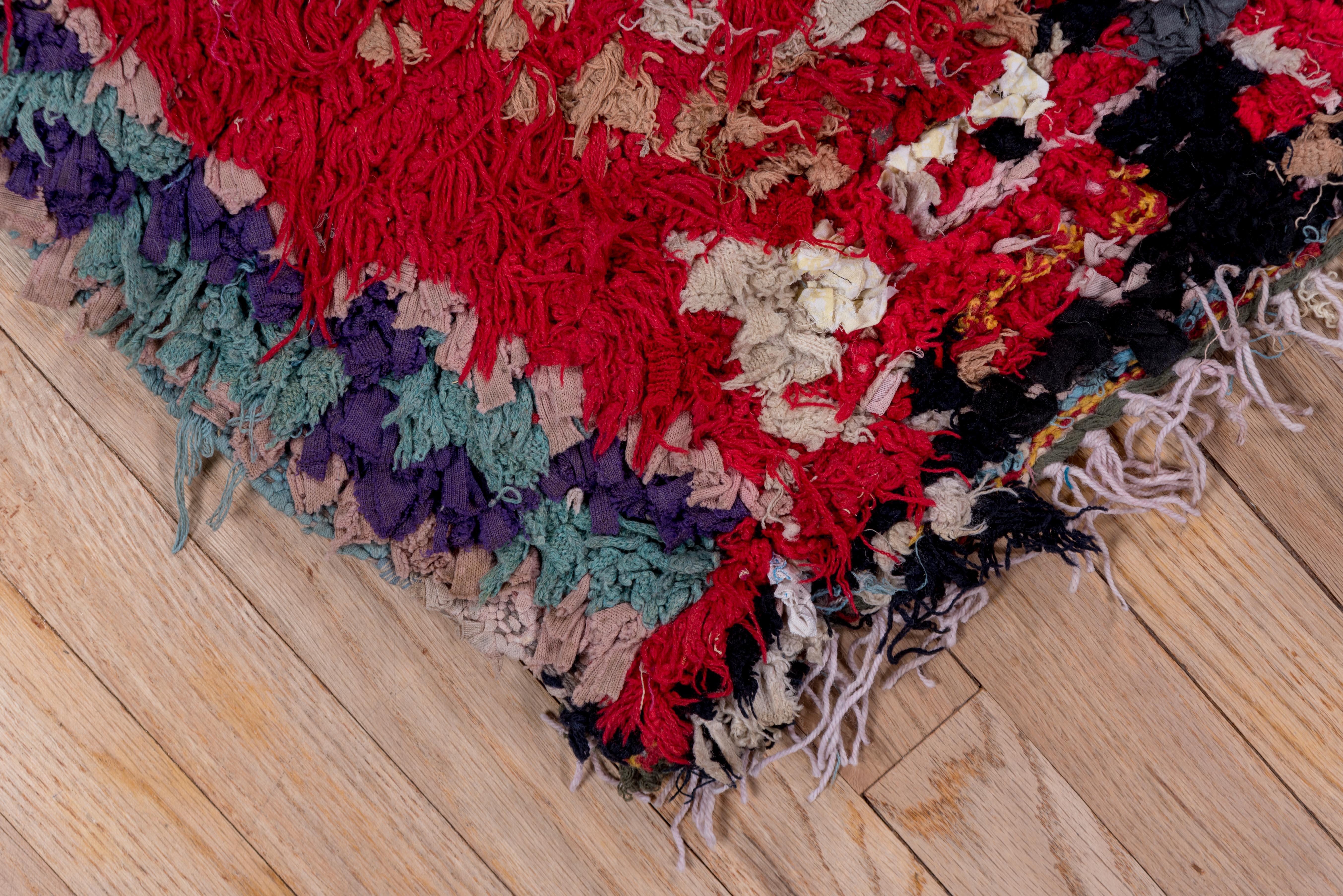 Alfombra Marroquí Vintage Vibrante Patrón Tribal de Diamantes y Celosías en venta 3