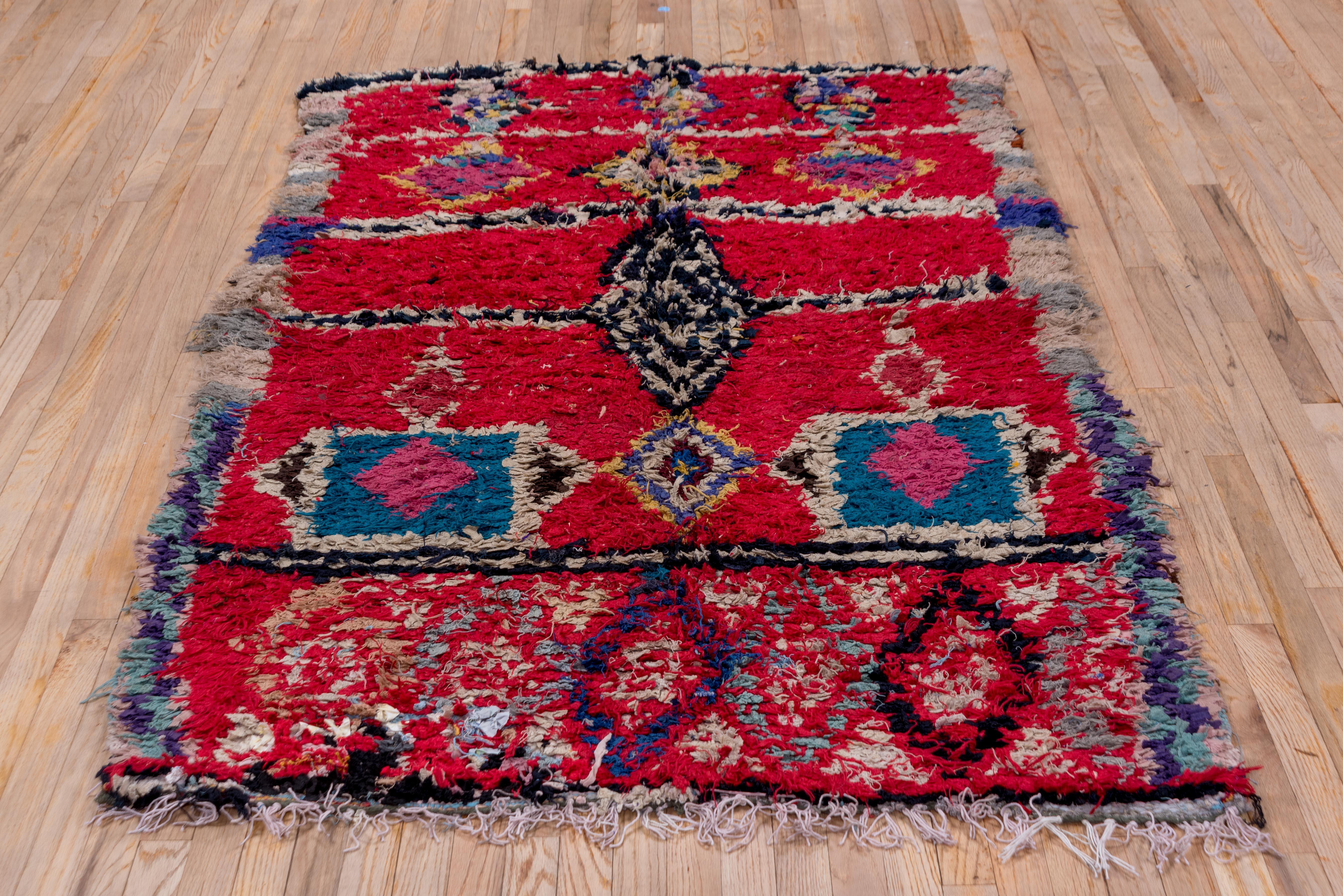 Alfombra Marroquí Vintage Vibrante Patrón Tribal de Diamantes y Celosías en venta 4