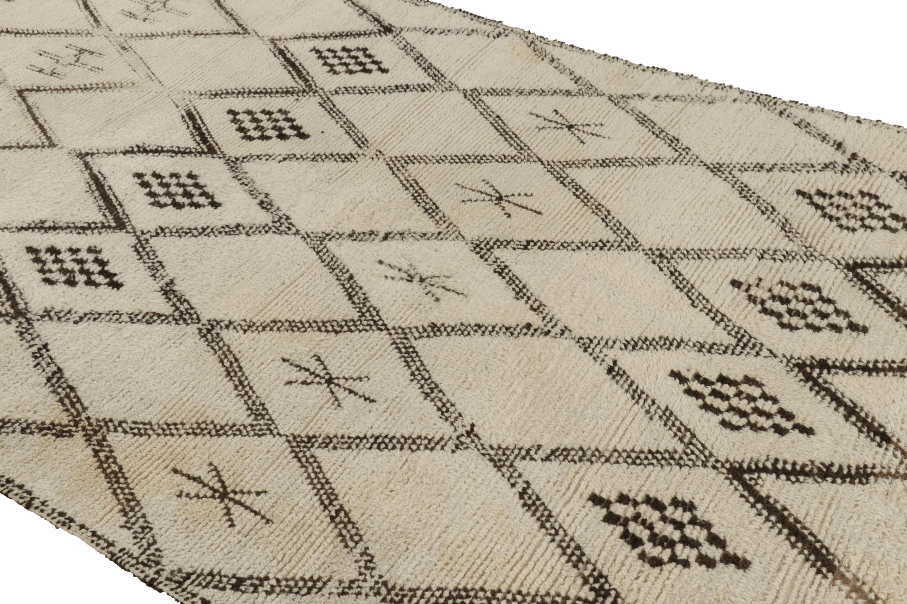 Dieser 6x9 große, handgeknüpfte Wollteppich aus Marokko (ca. 1950-1960) gehört zu den aufregendsten Neuzugängen in Rug & Kilims Kollektion aus der Mitte des Jahrhunderts. 

Über das Design: 

Bewunderer des Handwerks werden feststellen, dass dieses