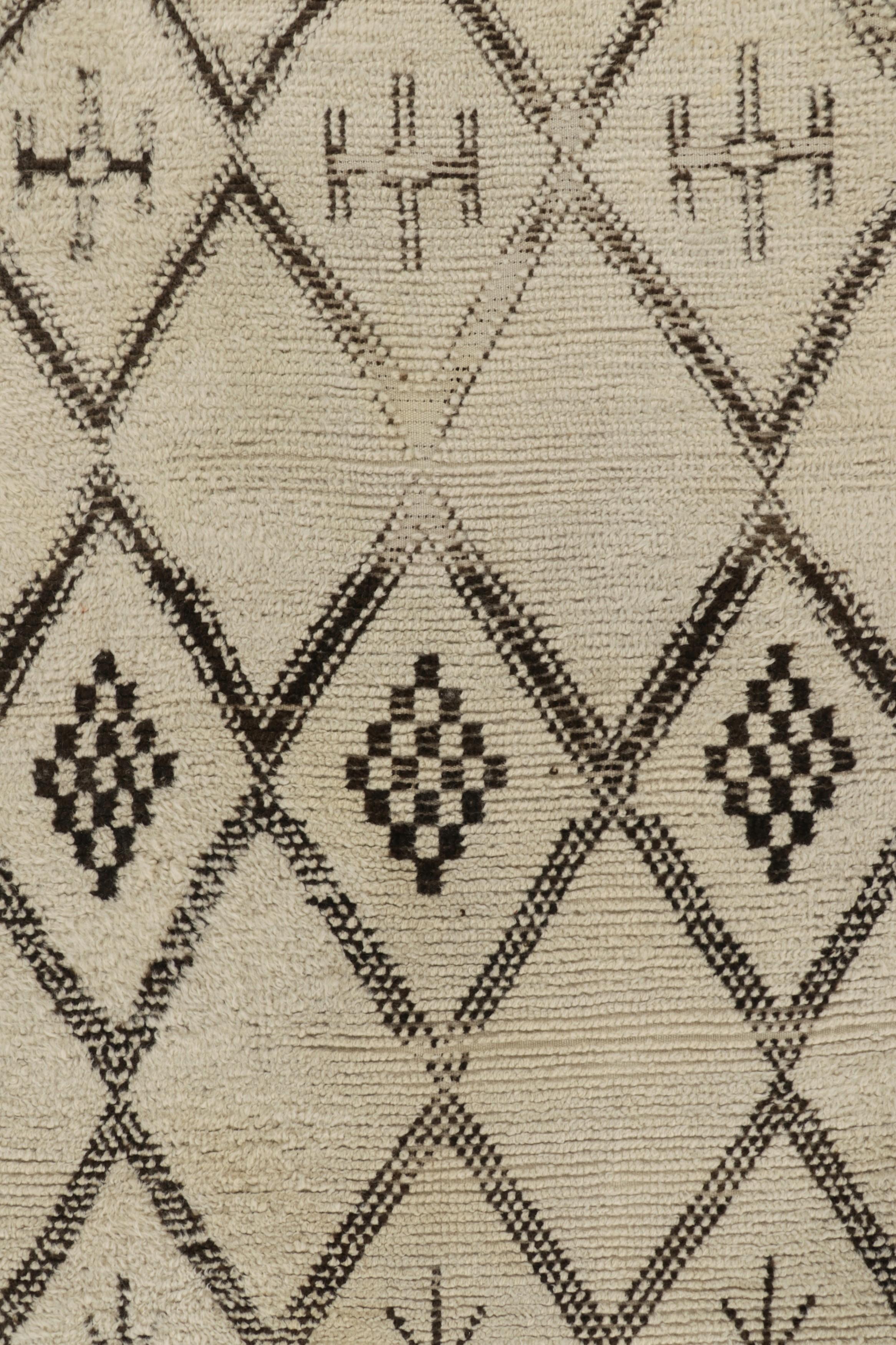 Marokkanischer Vintage-Teppich, weiß mit schwarzen Rautenmustern - Rug & Kilim (Handgeknüpft) im Angebot