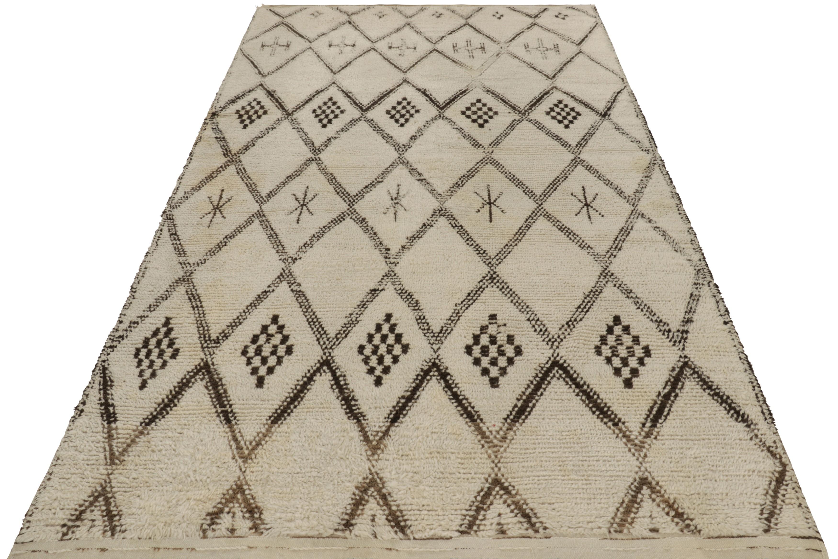 Marokkanischer Vintage-Teppich, weiß mit schwarzen Rautenmustern - Rug & Kilim im Zustand „Hervorragend“ im Angebot in Long Island City, NY