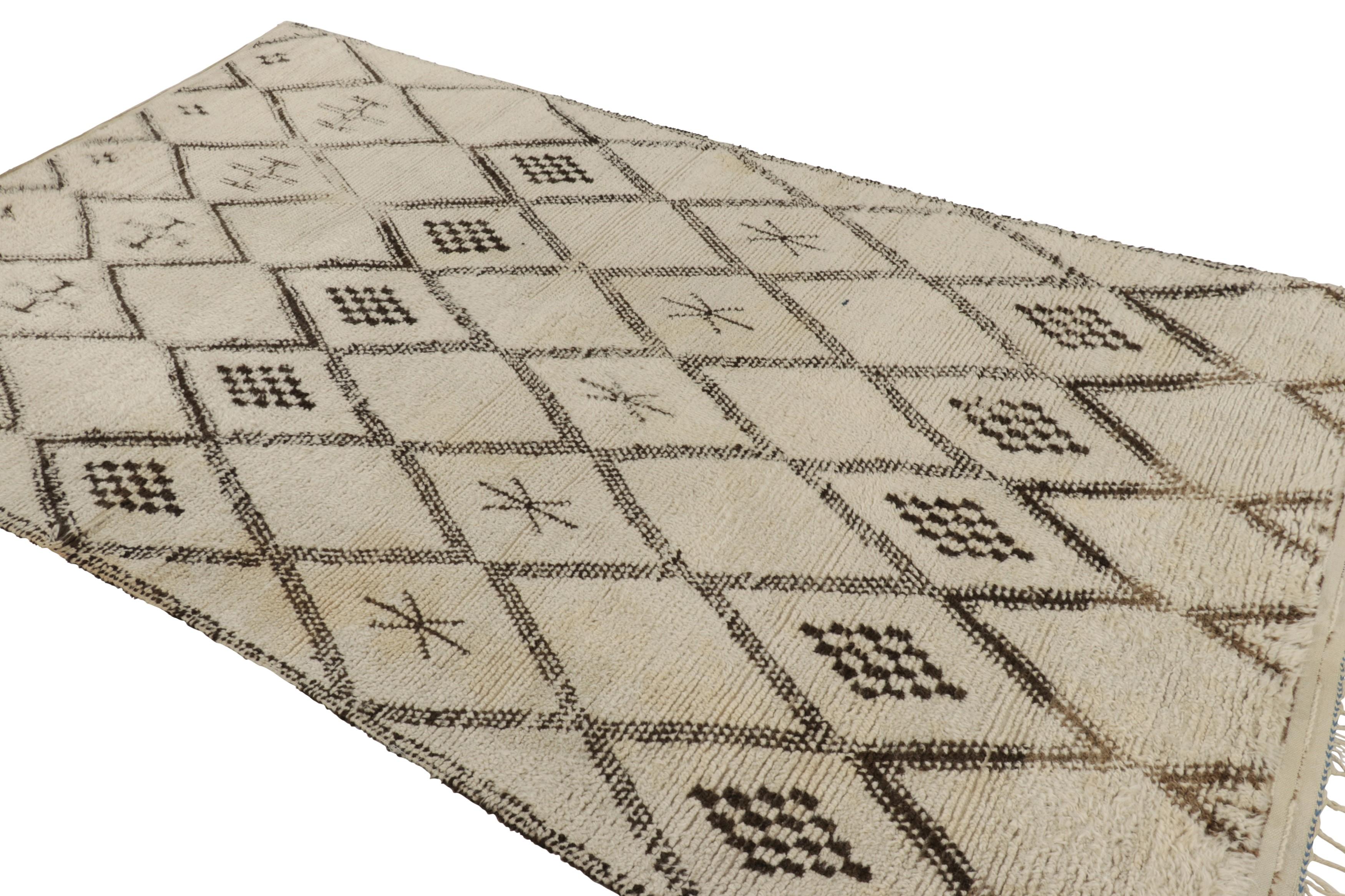 Marokkanischer Vintage-Teppich, weiß mit schwarzen Rautenmustern - Rug & Kilim (Mitte des 20. Jahrhunderts) im Angebot