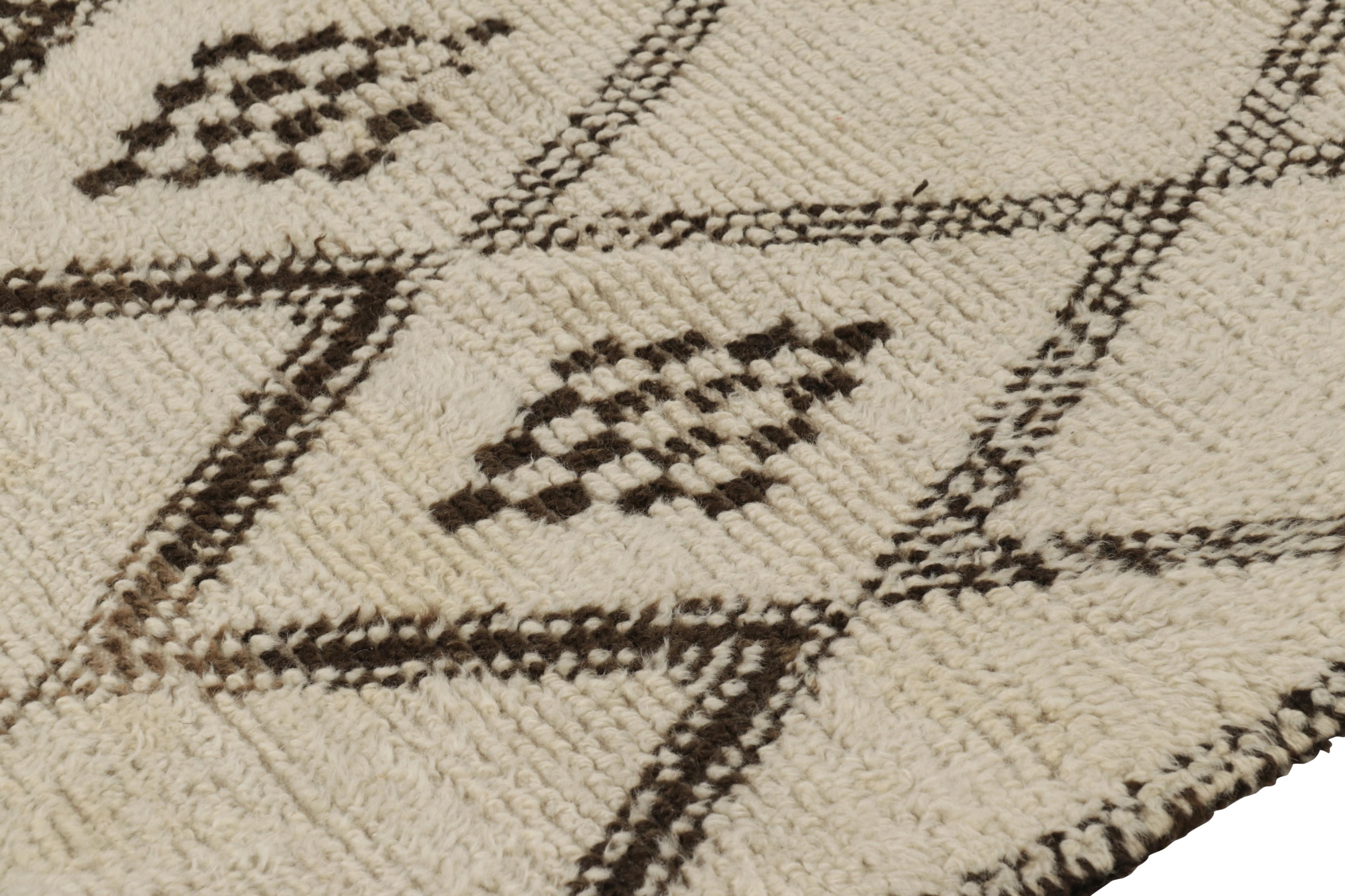 Marokkanischer Vintage-Teppich, weiß mit schwarzen Rautenmustern - Rug & Kilim (Wolle) im Angebot